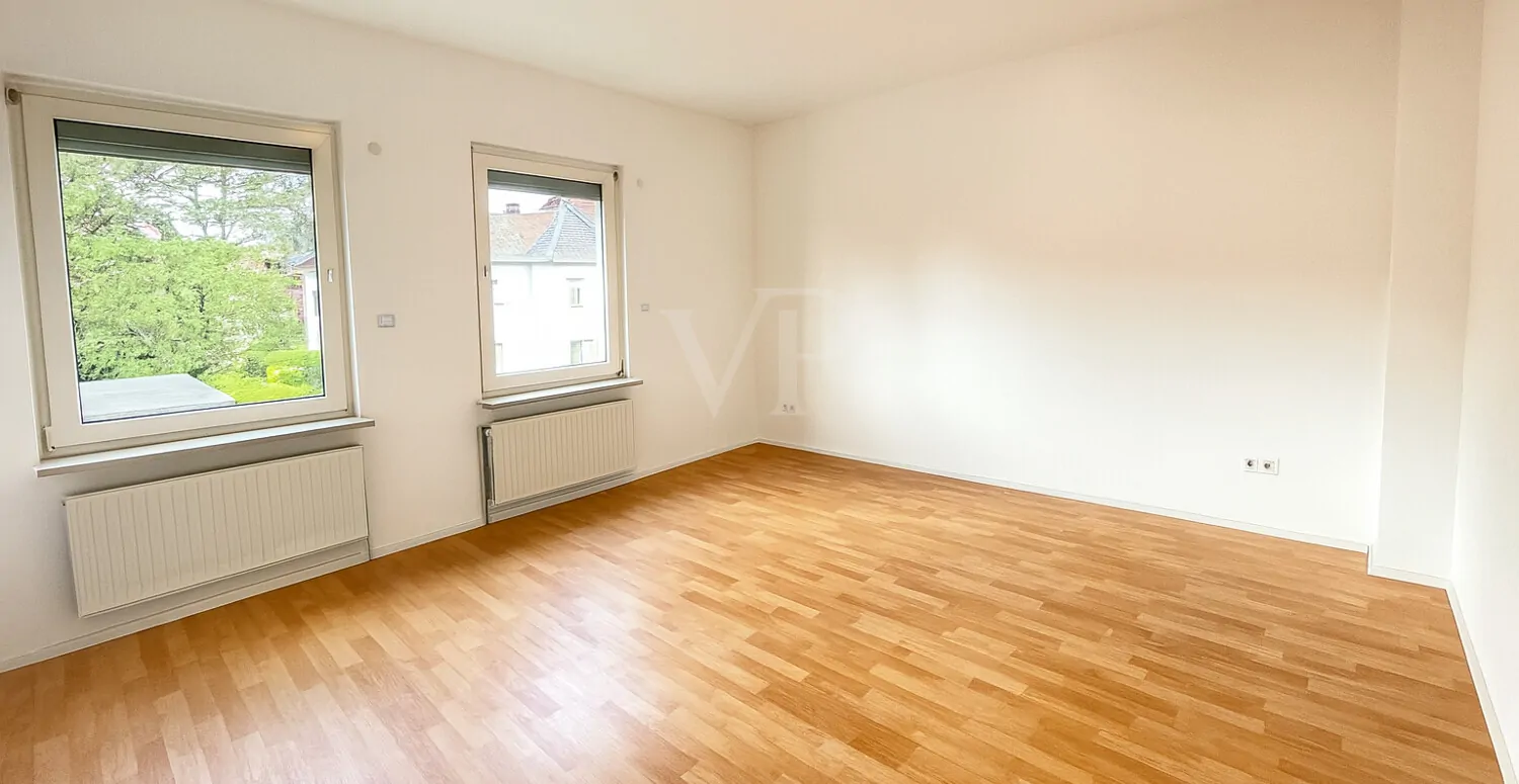 Lichtdurchflutete Altbauwohnung mit Balkon und Garage in ruhiger Lage