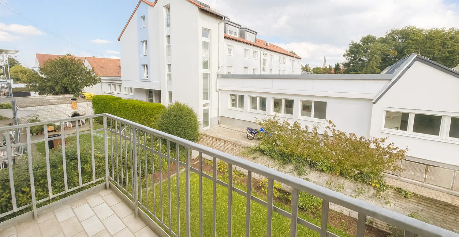 Lichtdurchflutete Altbauwohnung mit Balkon und Garage in ruhiger Lage