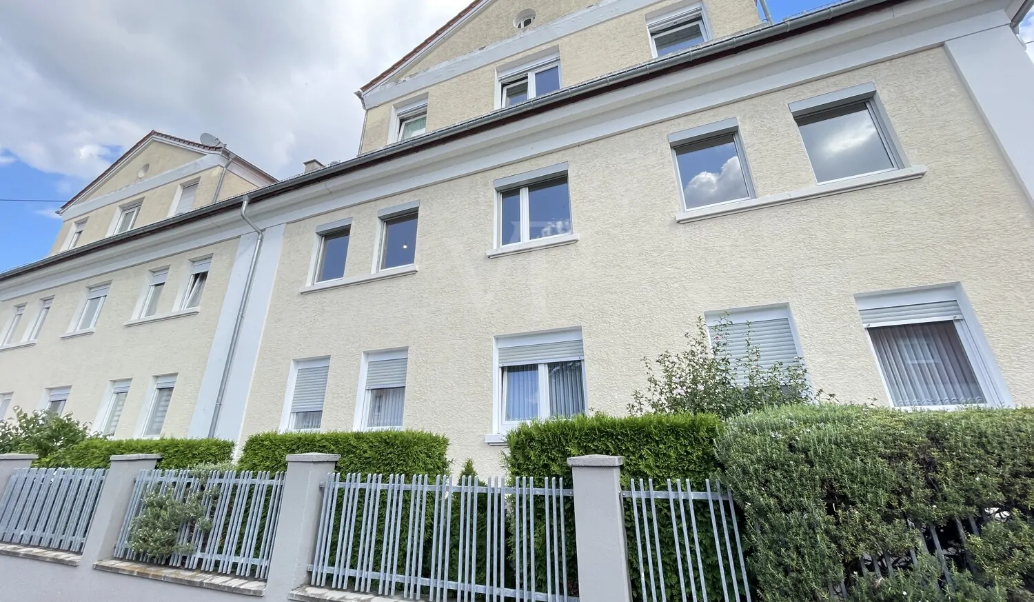 Lichtdurchflutete Altbauwohnung mit Balkon und Garage in ruhiger Lage