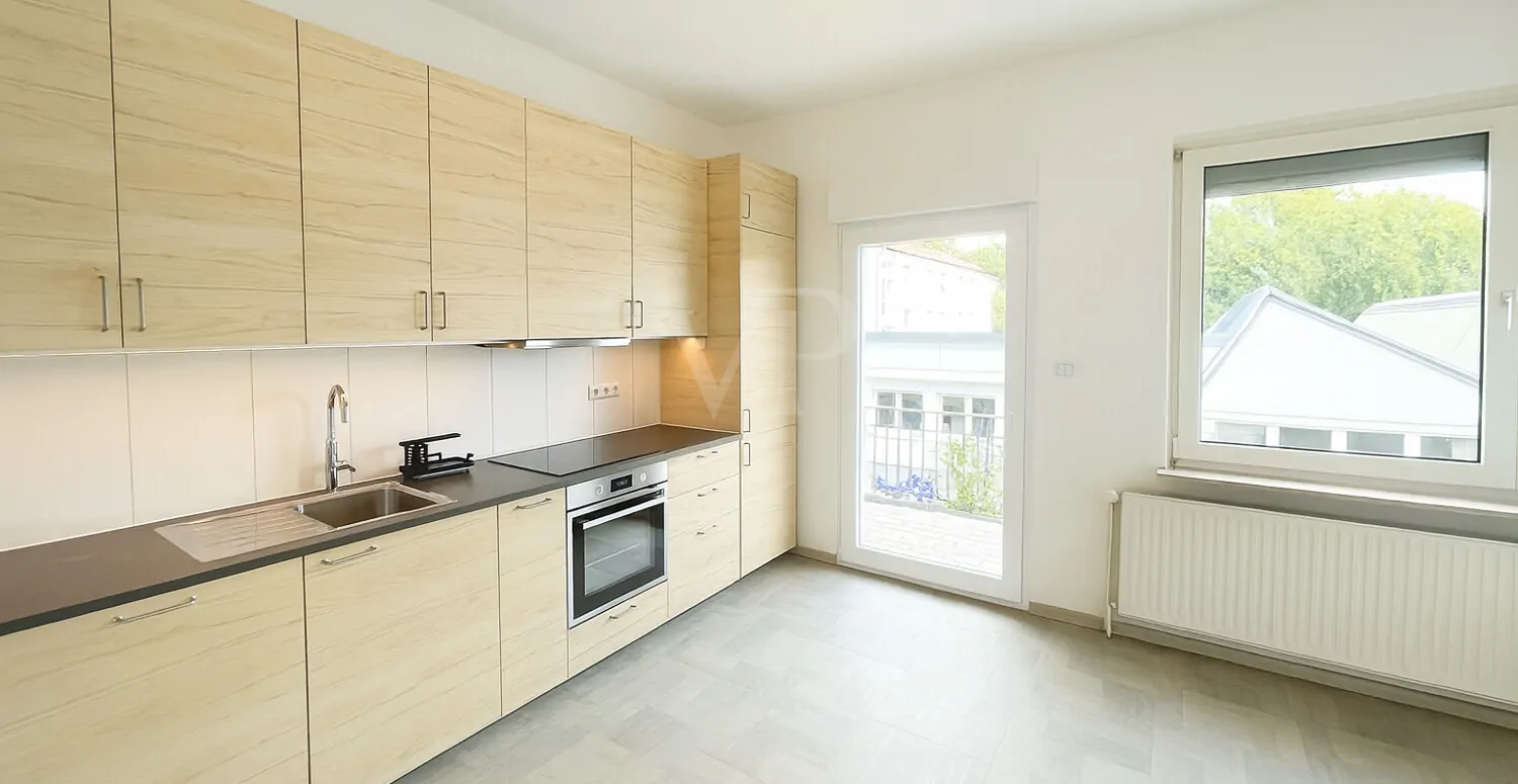 Lichtdurchflutete Altbauwohnung mit Balkon und Garage in ruhiger Lage