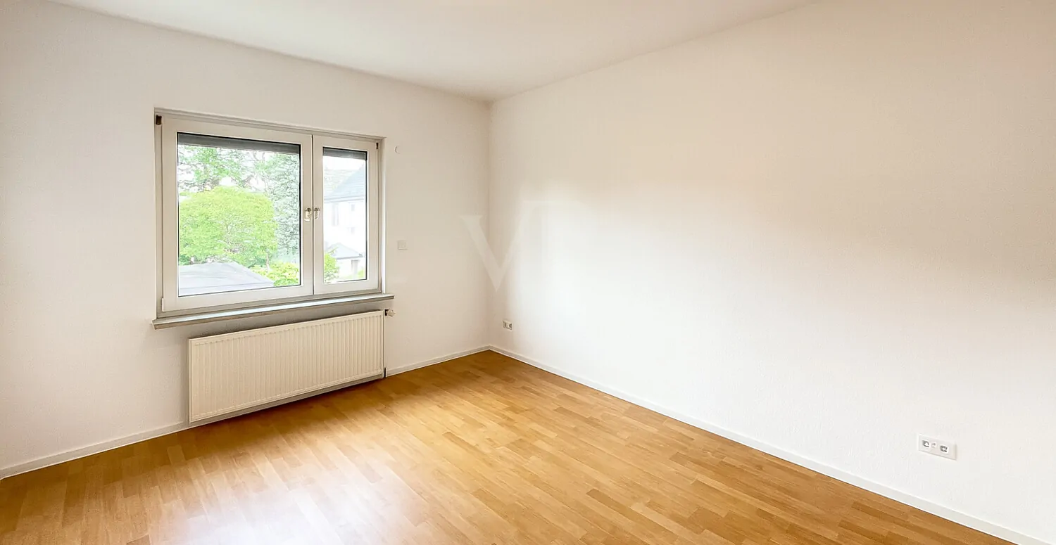 Lichtdurchflutete Altbauwohnung mit Balkon und Garage in ruhiger Lage
