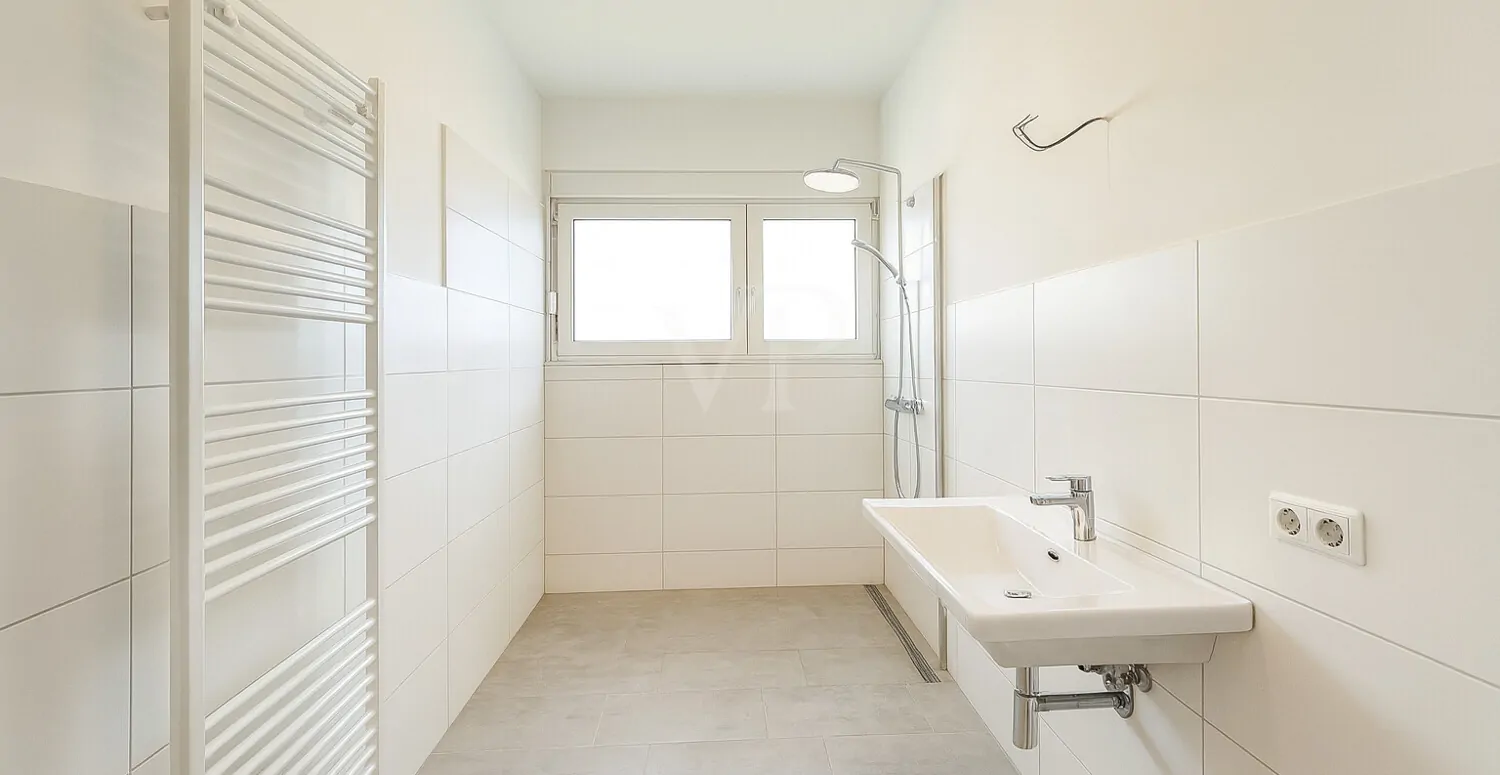 Lichtdurchflutete Altbauwohnung mit Balkon und Garage in ruhiger Lage