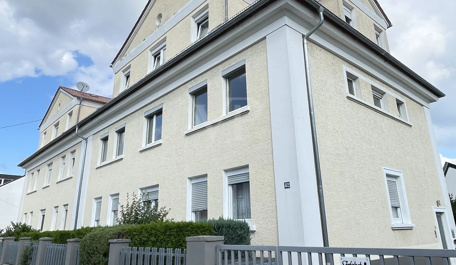 Lichtdurchflutete Altbauwohnung mit Balkon und Garage in ruhiger Lage