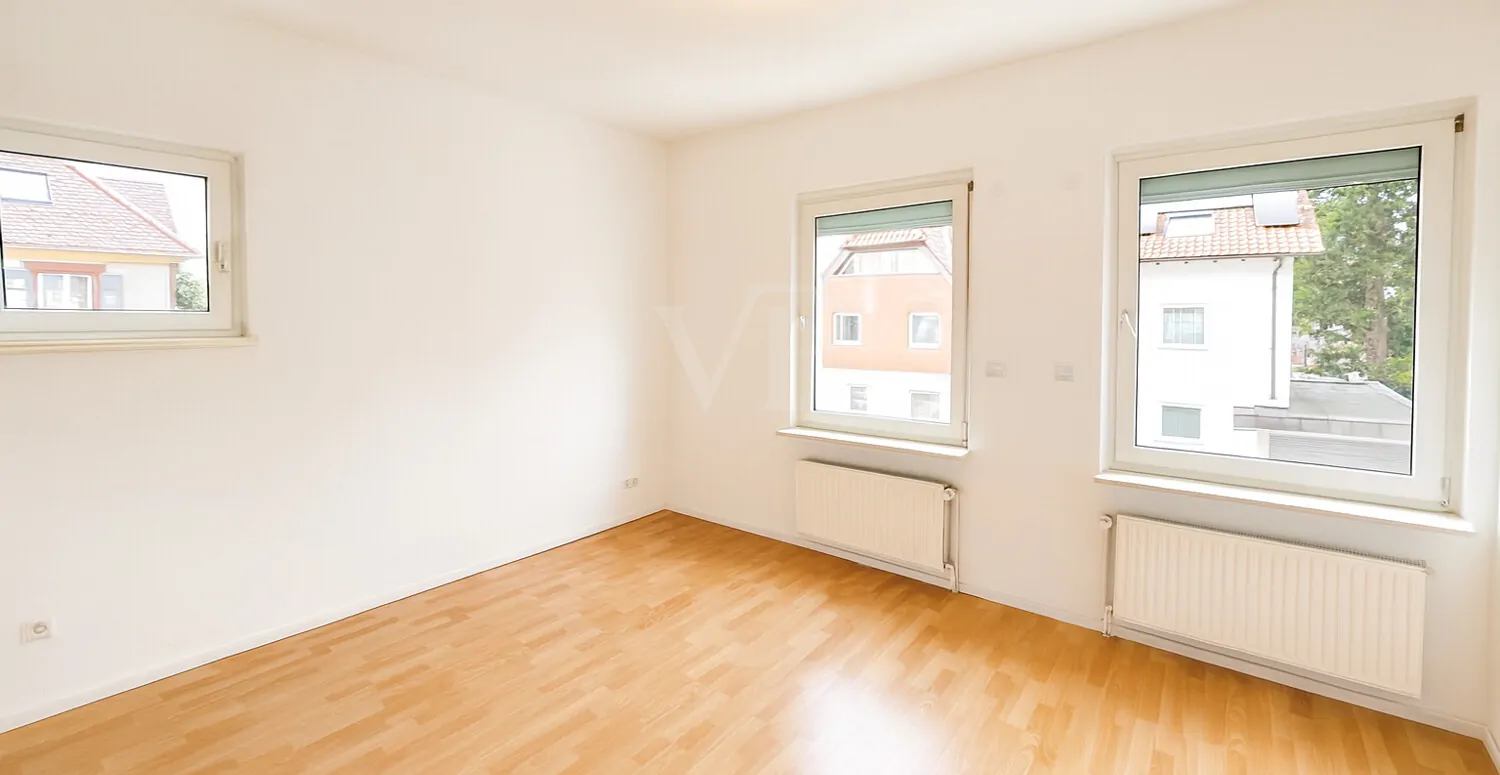 Lichtdurchflutete Altbauwohnung mit Balkon und Garage in ruhiger Lage