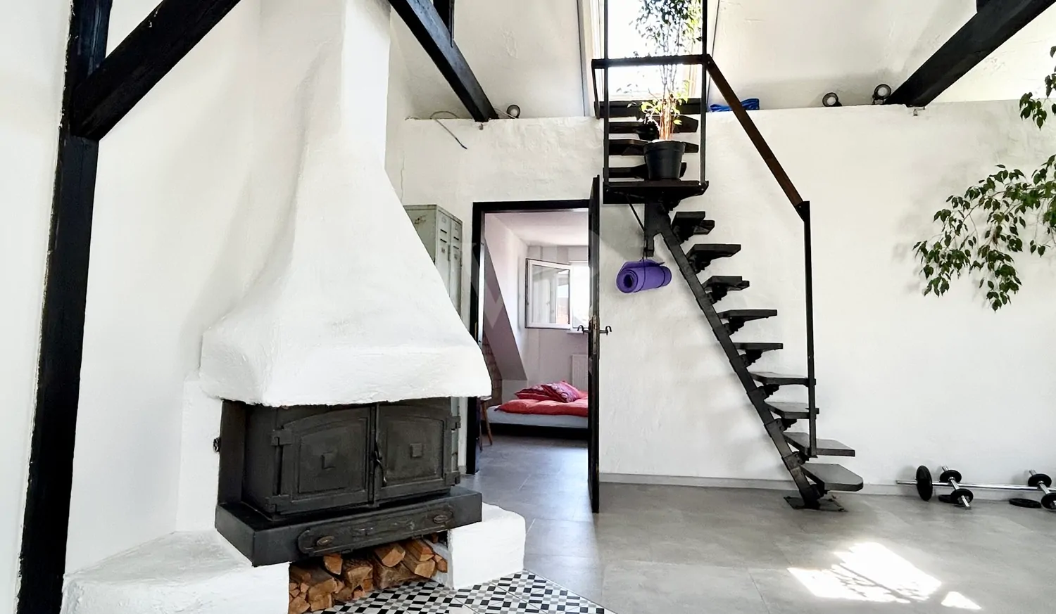 Modernes Loft in Toplage mit großem Wohnbereich und Kamin