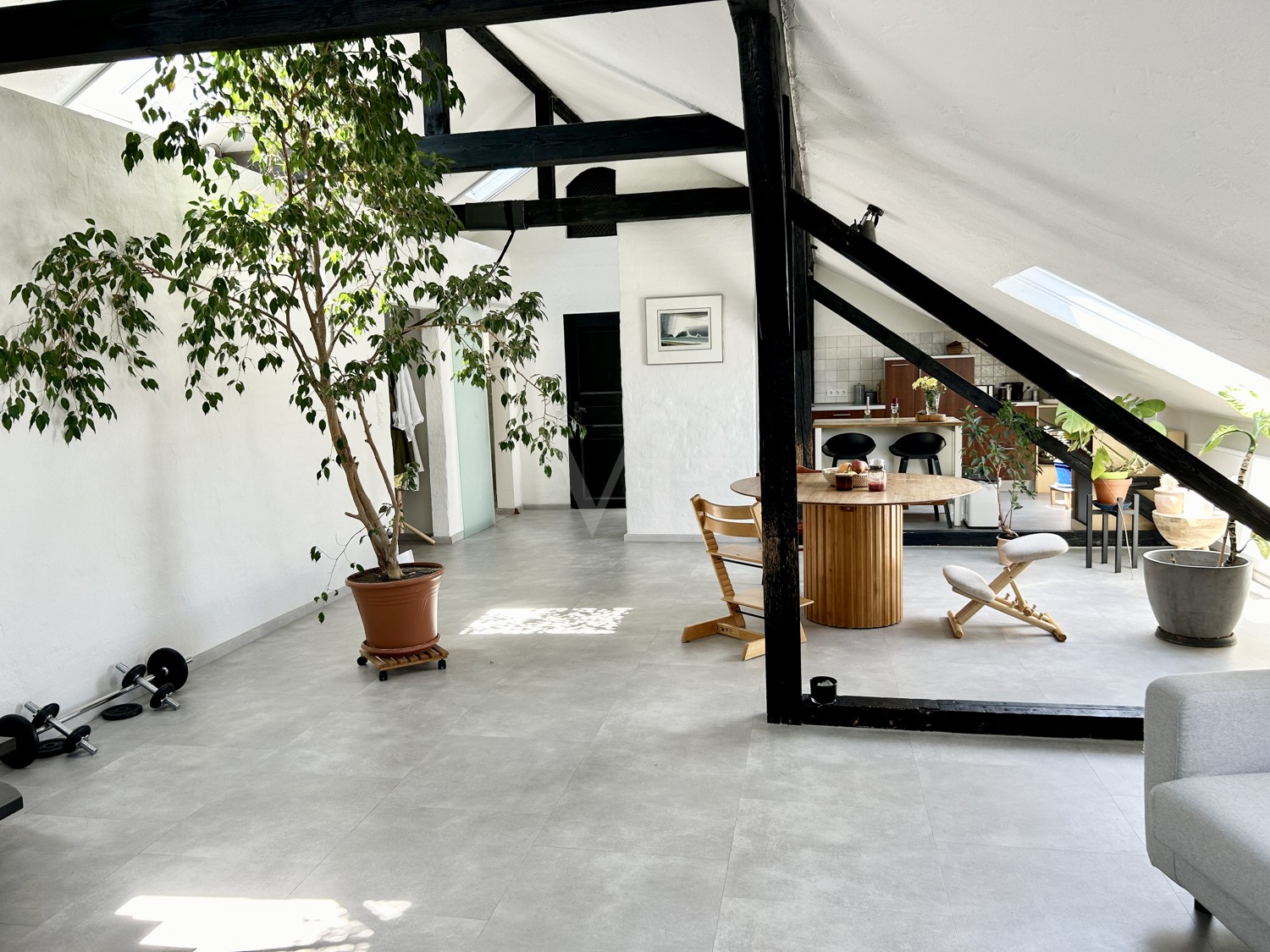 Modernes Loft in Toplage mit großem Wohnbereich und Kamin