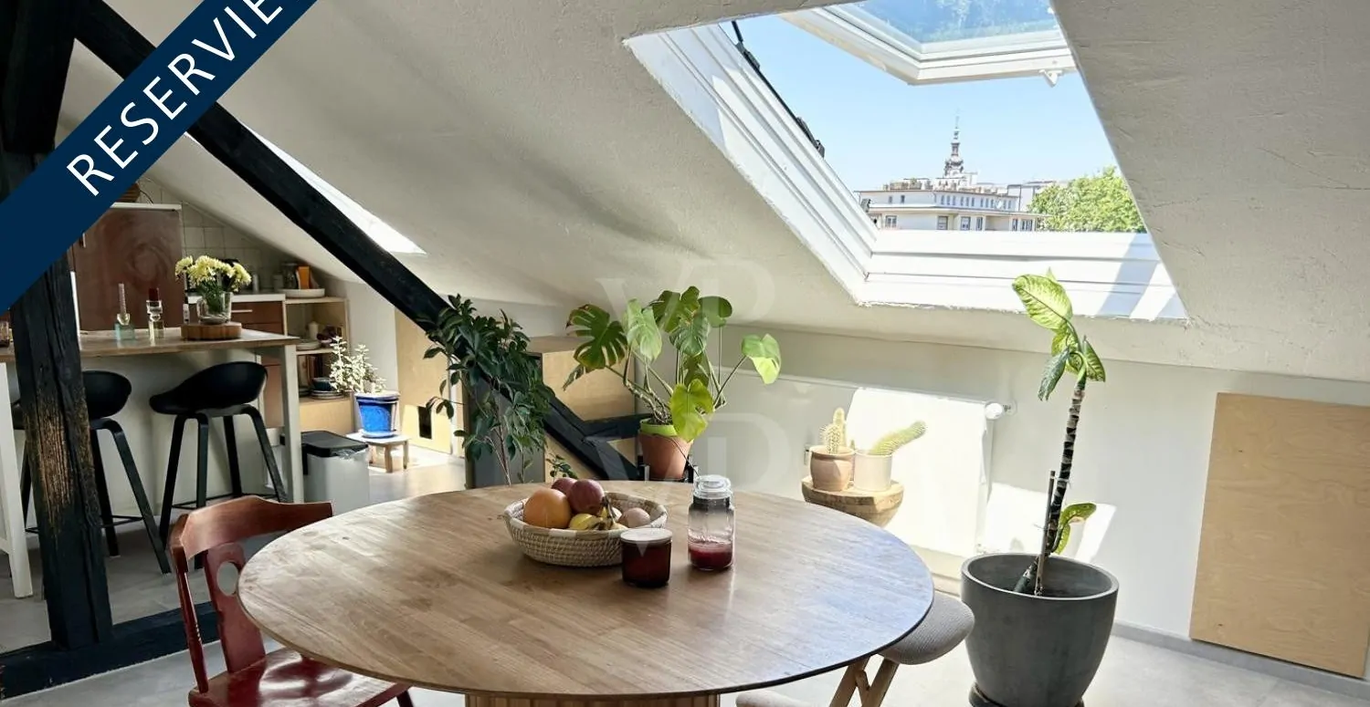 Modernes Loft in Toplage mit großem Wohnbereich und Kamin