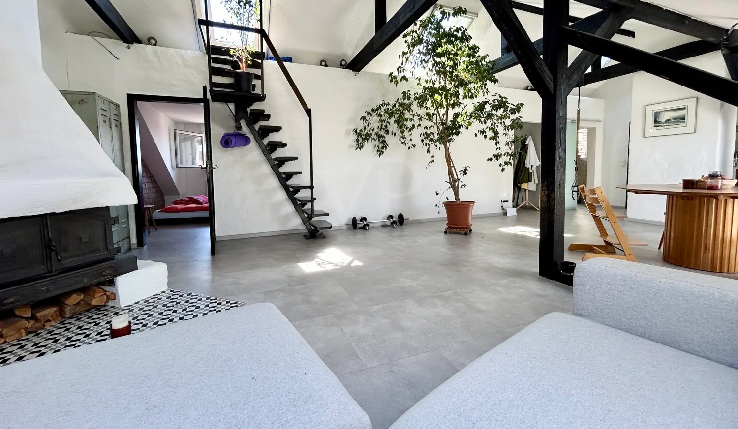 Modernes Loft in Toplage mit großem Wohnbereich und Kamin