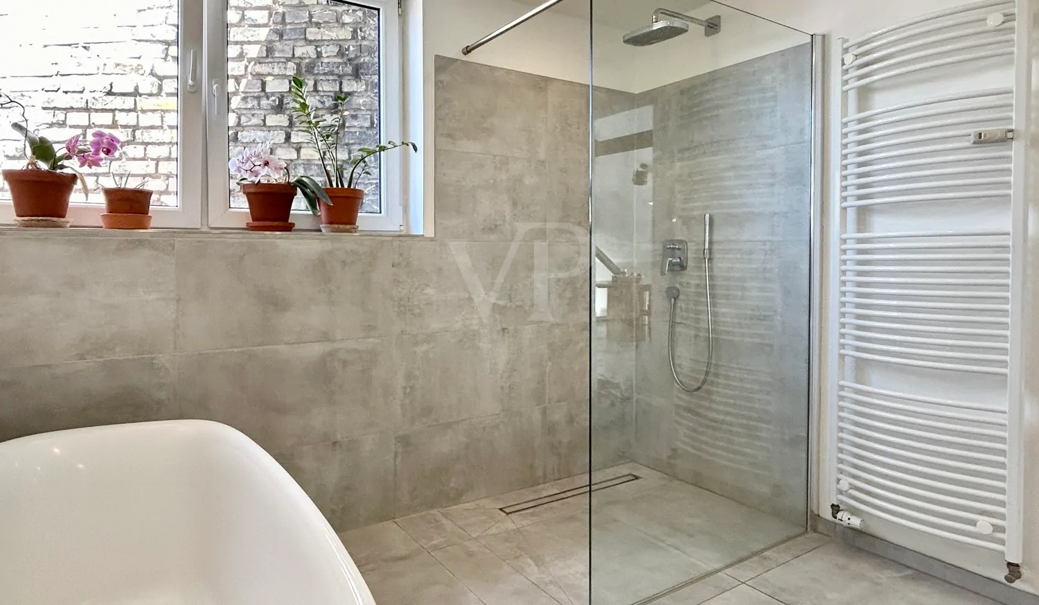 Dusche und Badewanne