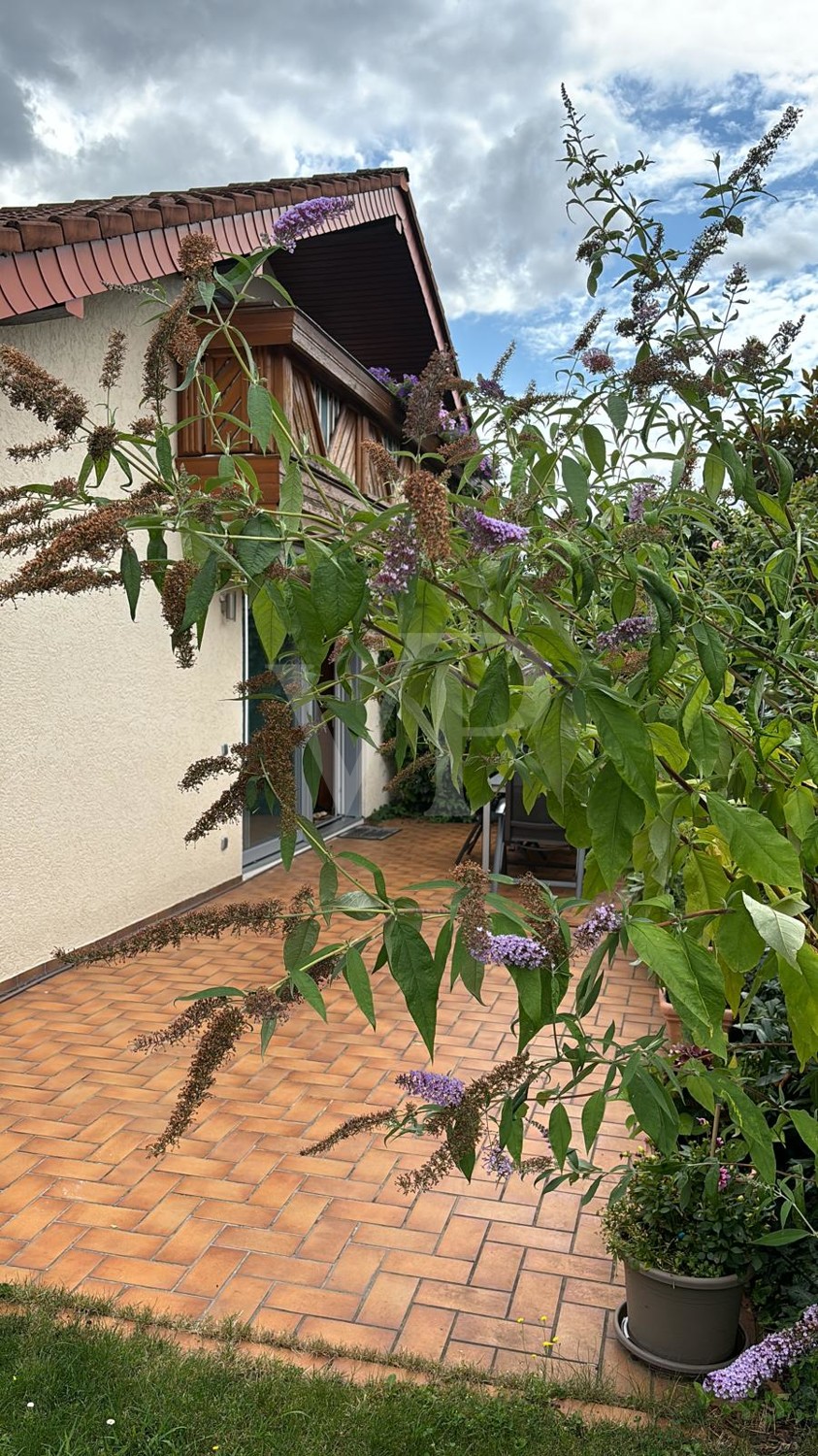 Villa im ruhigen Wohngebiet mit Einfamilien-, Doppel- und Reihenhäusern