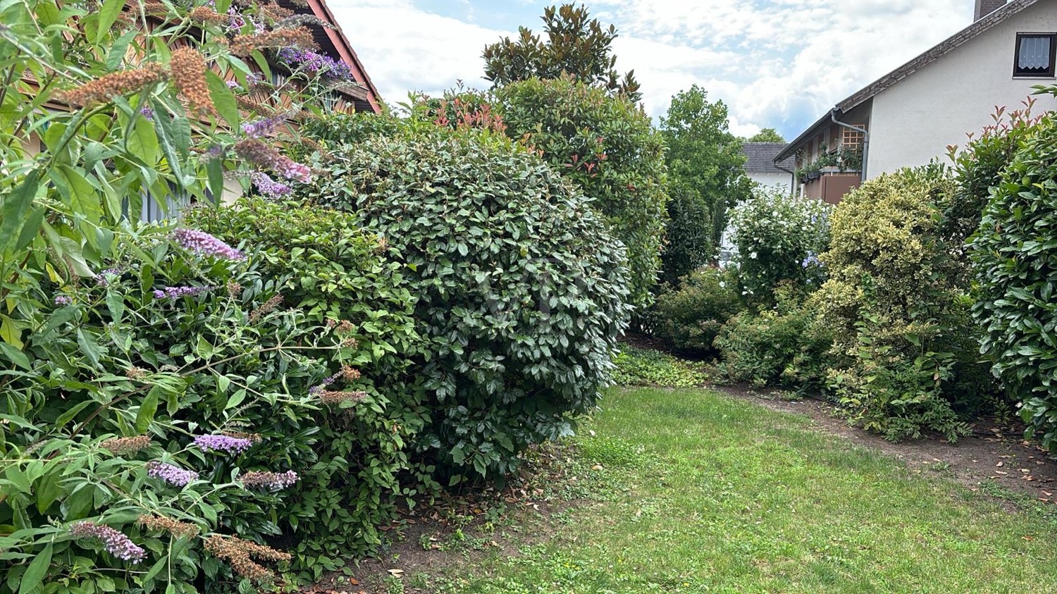 Villa im ruhigen Wohngebiet mit Einfamilien-, Doppel- und Reihenhäusern