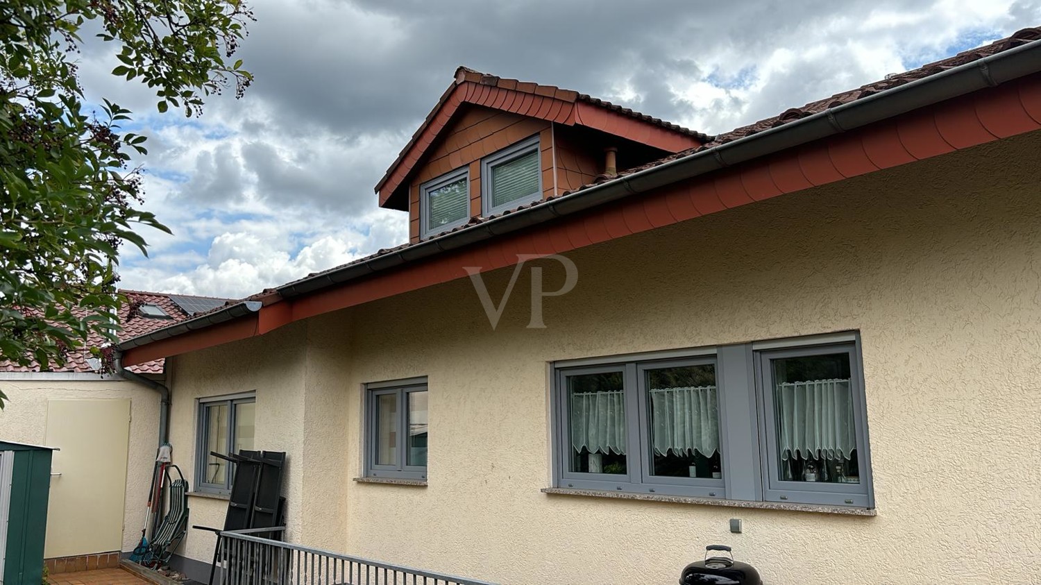 Villa im ruhigen Wohngebiet mit Einfamilien-, Doppel- und Reihenhäusern