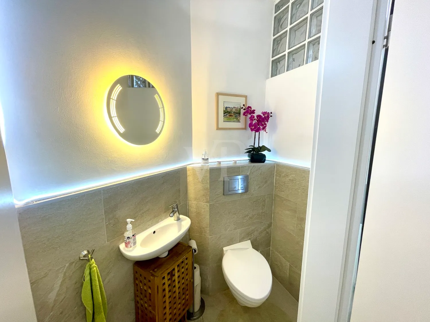 An oasis in the city center: Centrally located, renovated first-floor apartment in a historic rear building