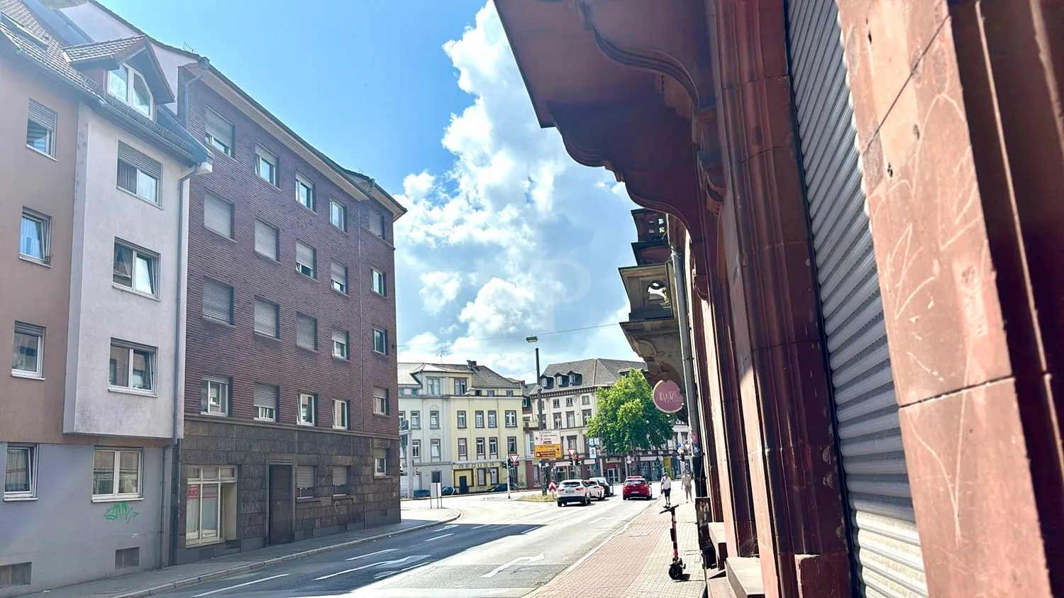 An oasis in the city center: Centrally located, renovated first-floor apartment in a historic rear building