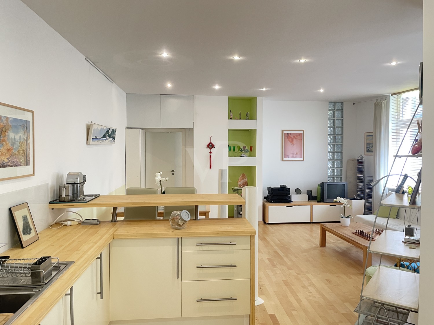 Zentrale, sanierte Beletage-Wohnung in historischem Hinterhaus