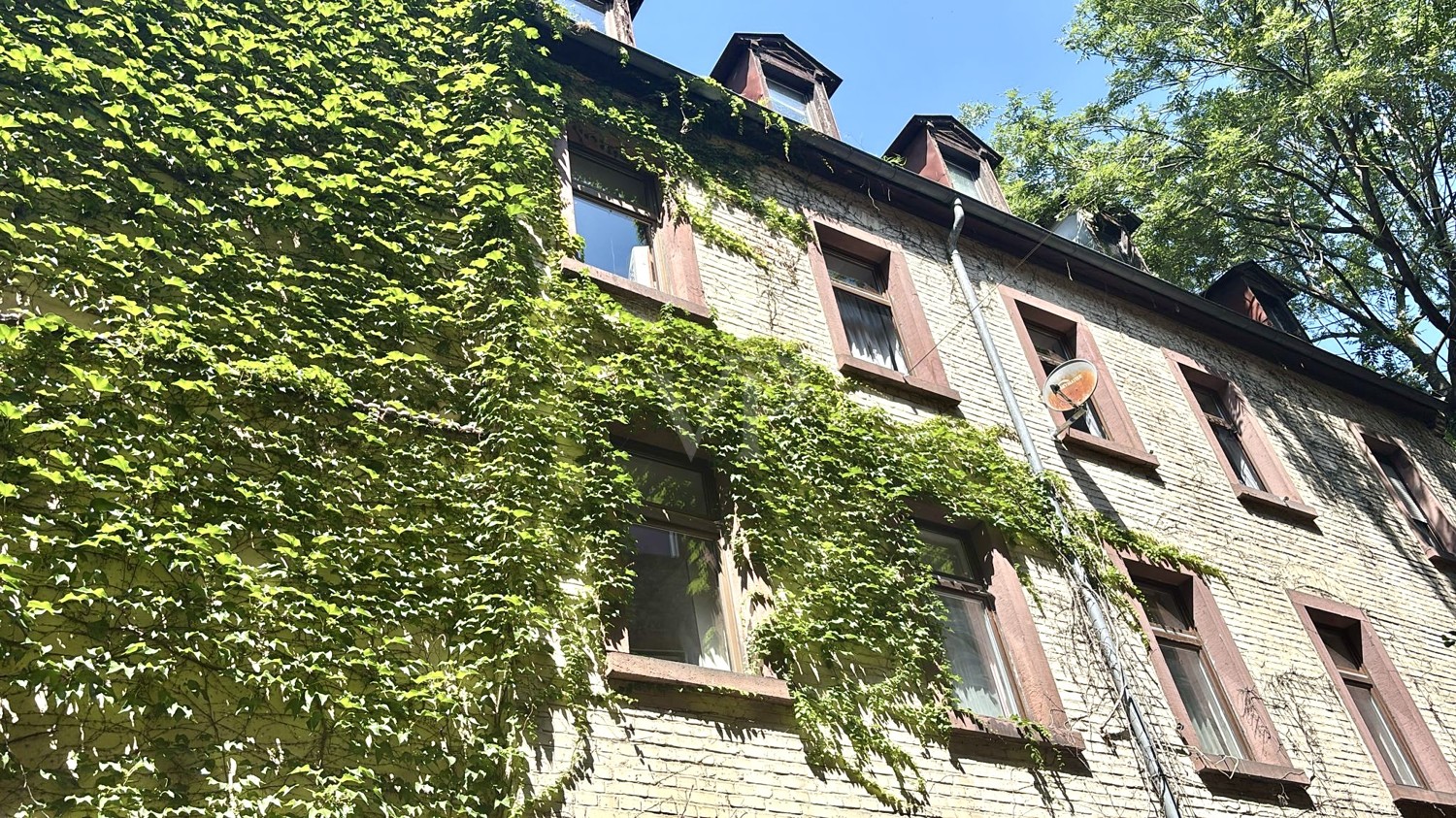Zentrale, sanierte Beletage-Wohnung in historischem Hinterhaus
