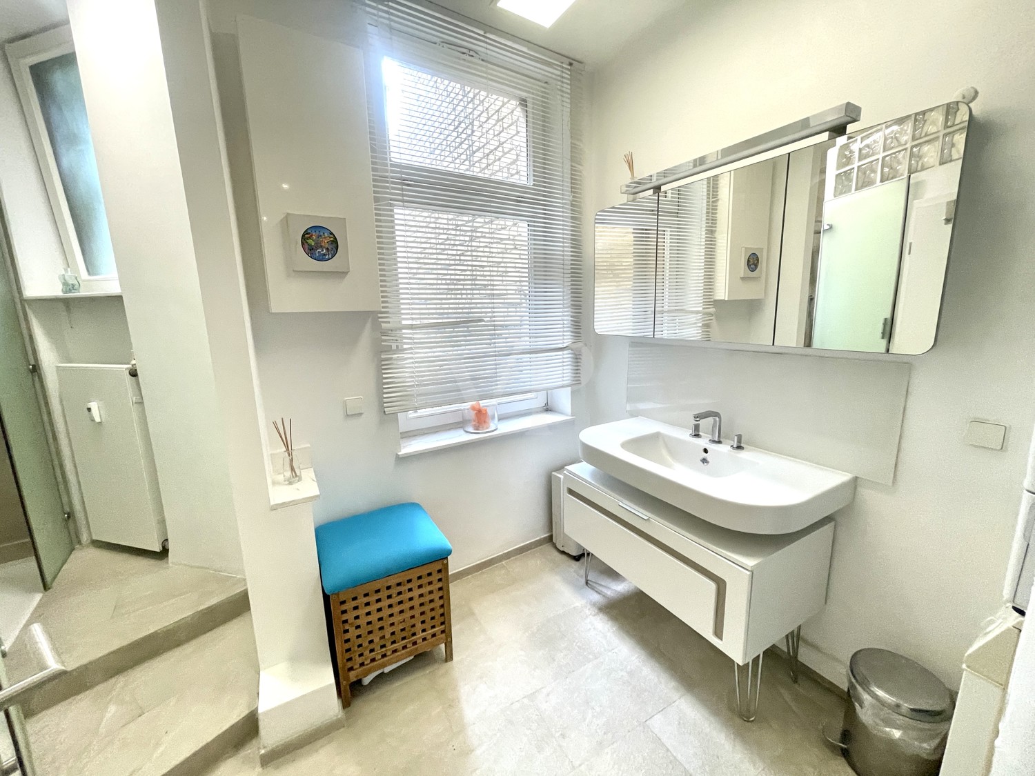 Zentrale, sanierte Beletage-Wohnung in historischem Hinterhaus