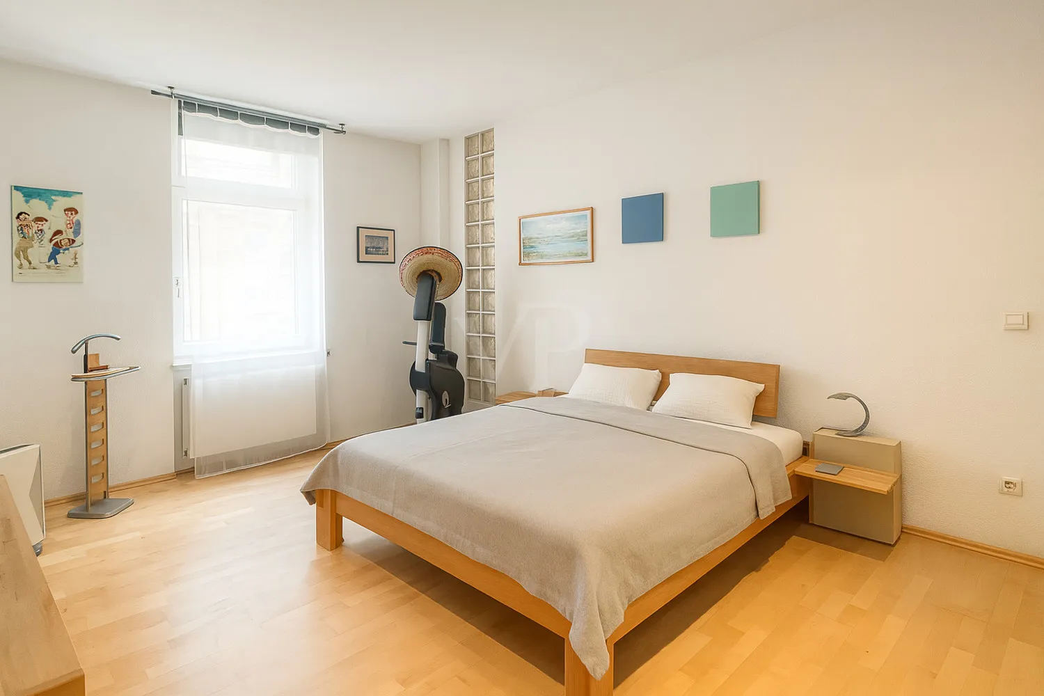 An oasis in the city center: Centrally located, renovated first-floor apartment in a historic rear building