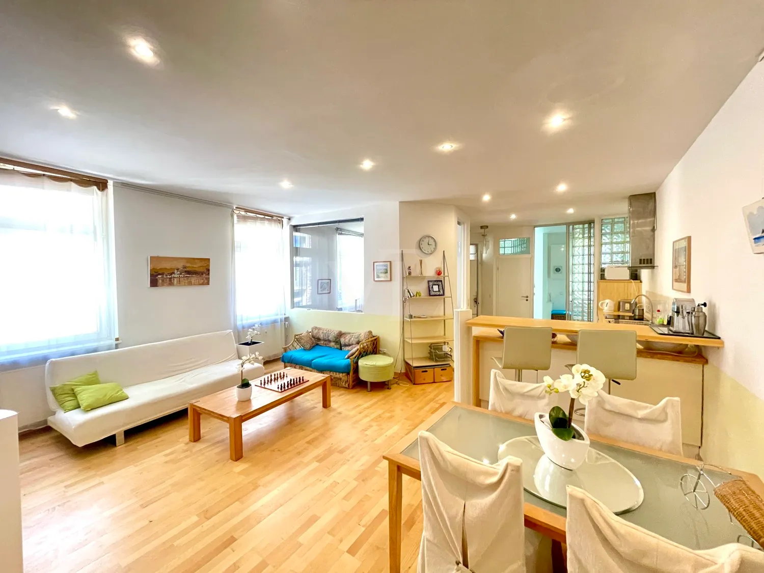 An oasis in the city center: Centrally located, renovated first-floor apartment in a historic rear building