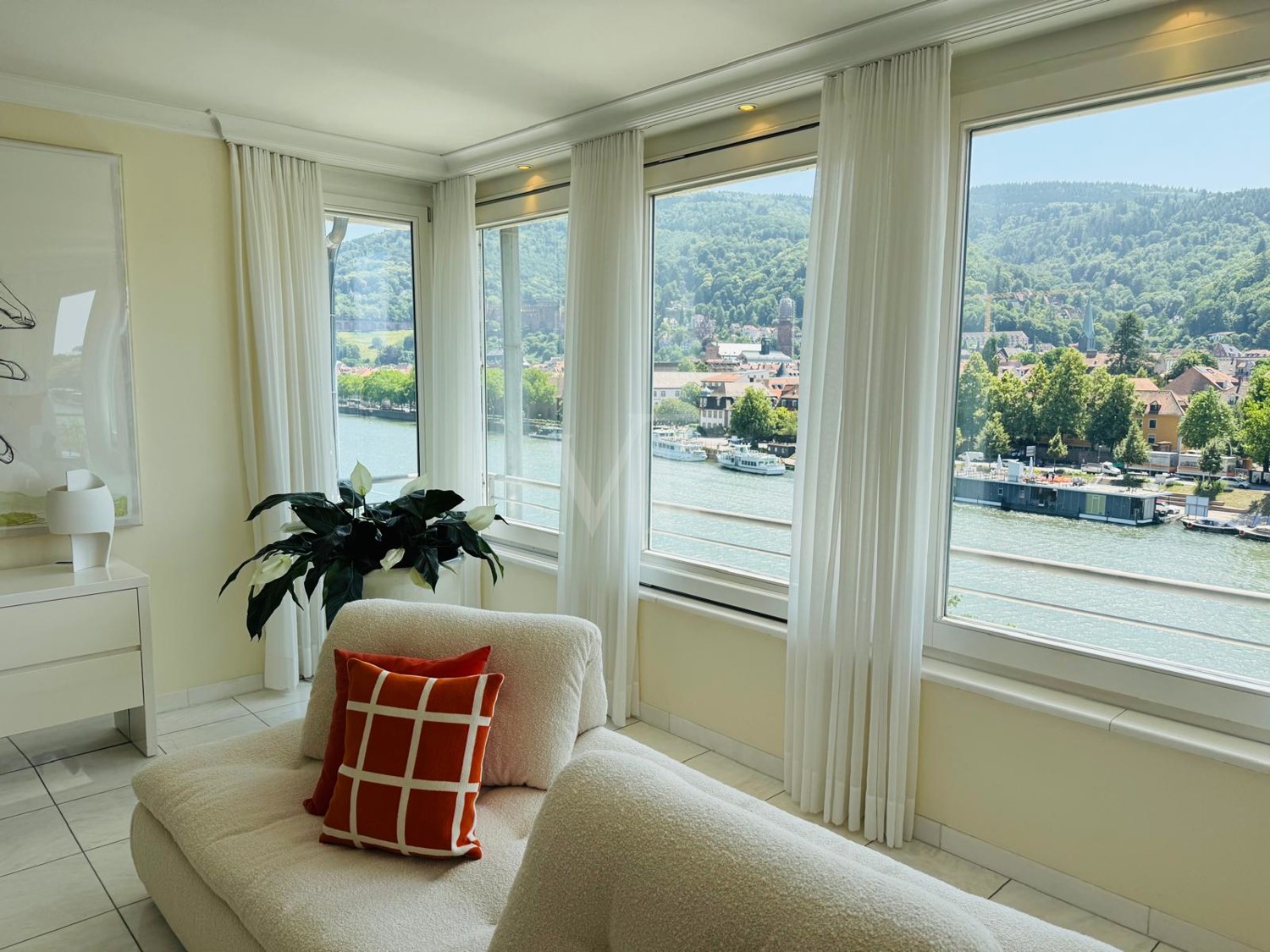 Exklusives, helles Penthouse mit wunderschöner Sonneneinstrahlung,
Schloß- & Neckarblick