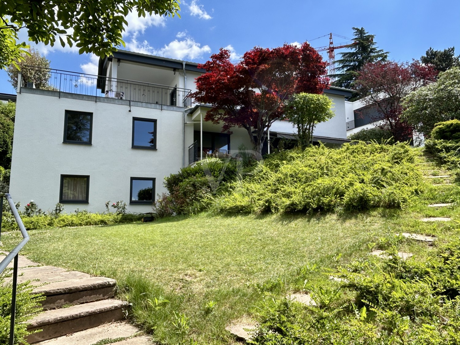 Schöne renovierte Erdgeschosswohnung in prächtiger Lage mit Gartennutzung