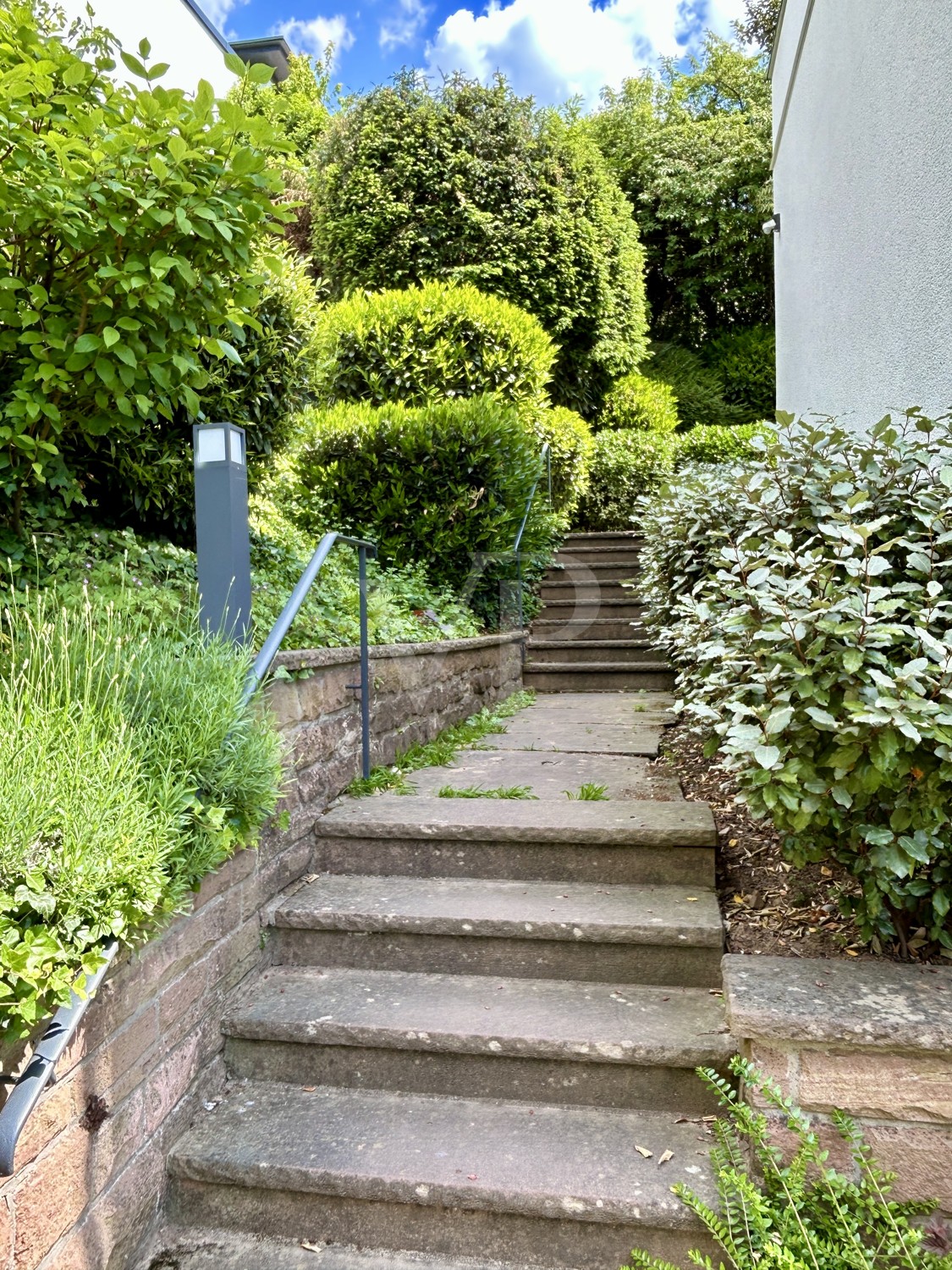 Schöne renovierte Erdgeschosswohnung in prächtiger Lage mit Gartennutzung
