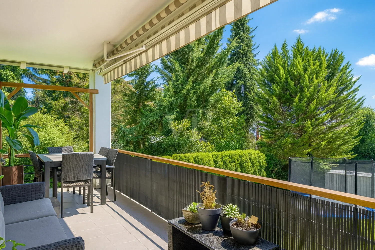 Detached multi-family house with a large garden and space for generations