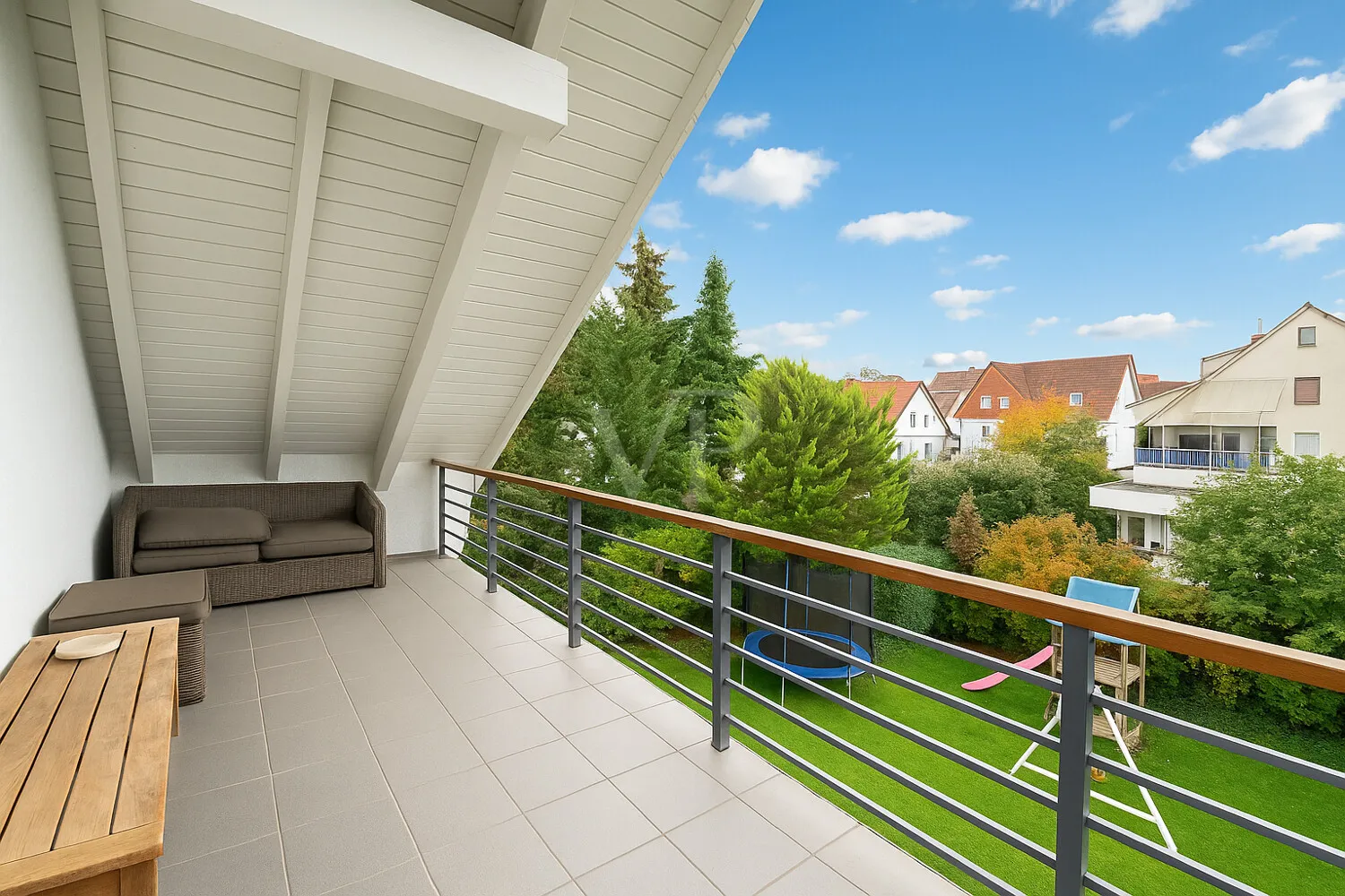 Detached multi-family house with a large garden and space for generations