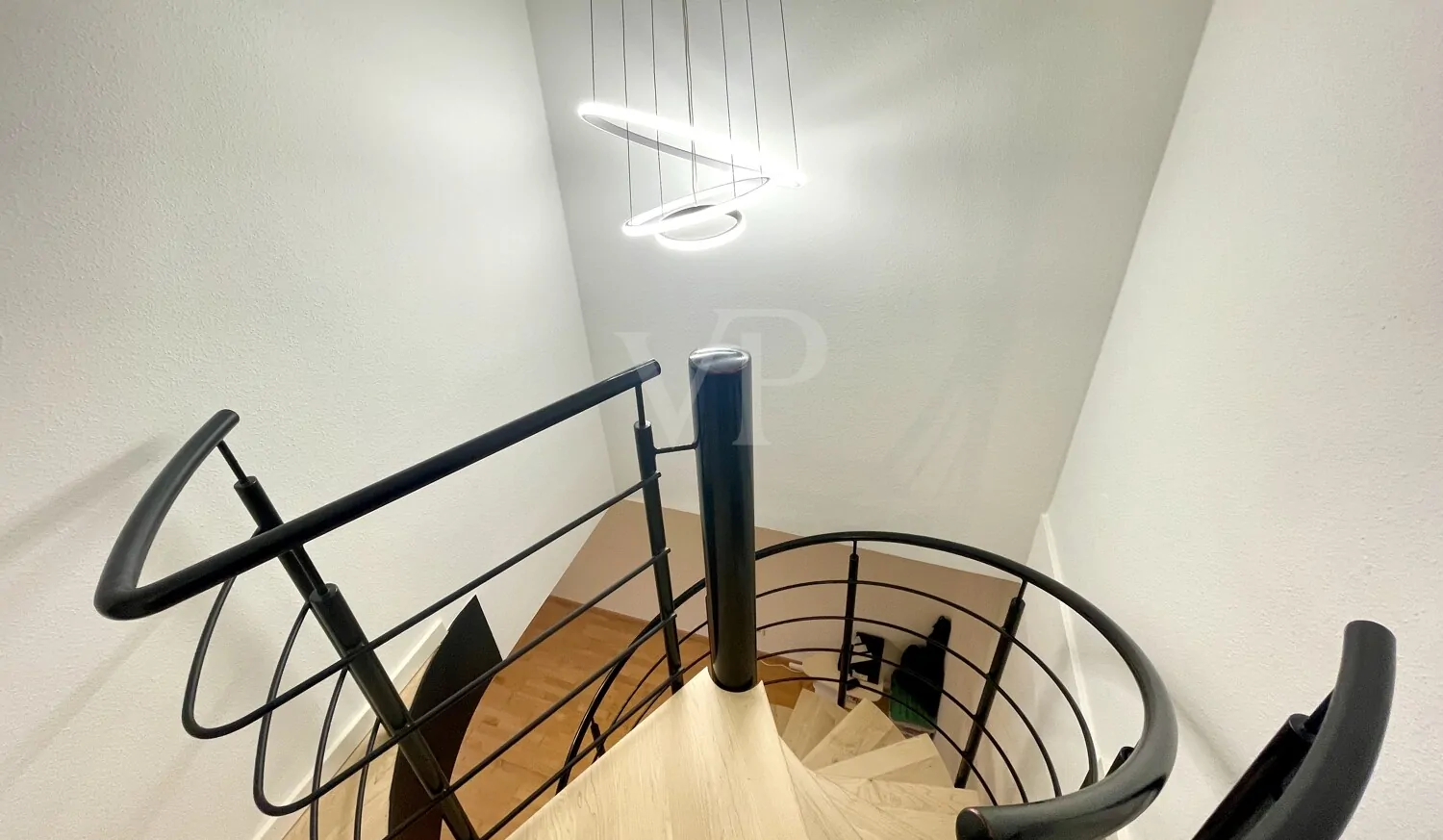 Freistehendes Mehrparteienhaus mit großem Garten und Raum für Generationen