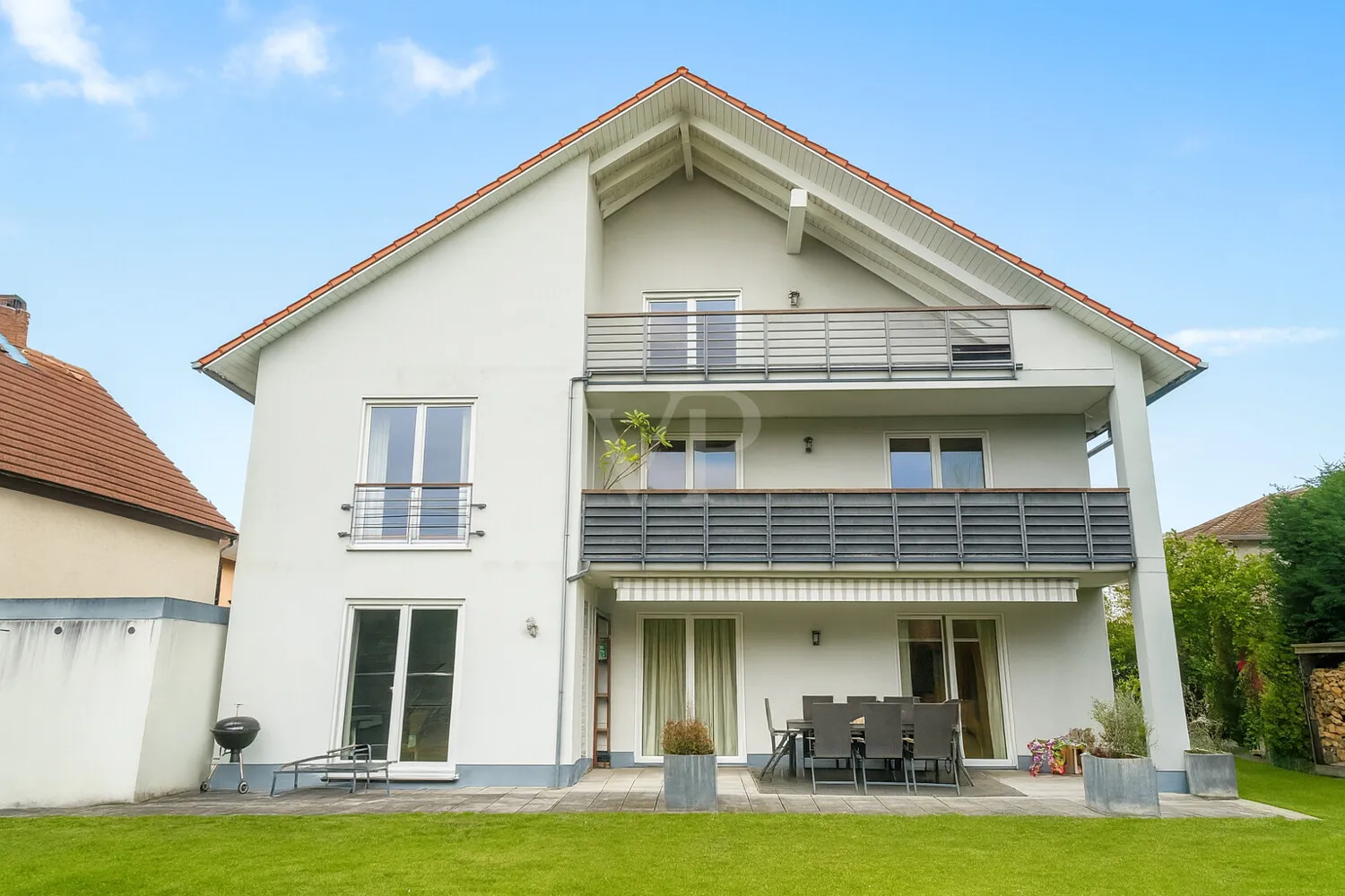 Detached multi-family house with a large garden and space for generations