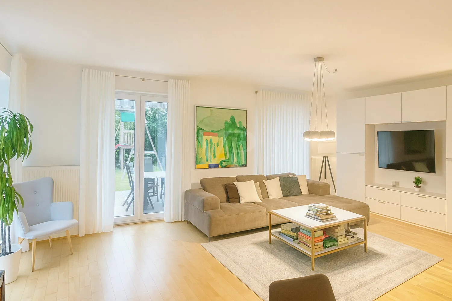 Detached multi-family house with a large garden and space for generations