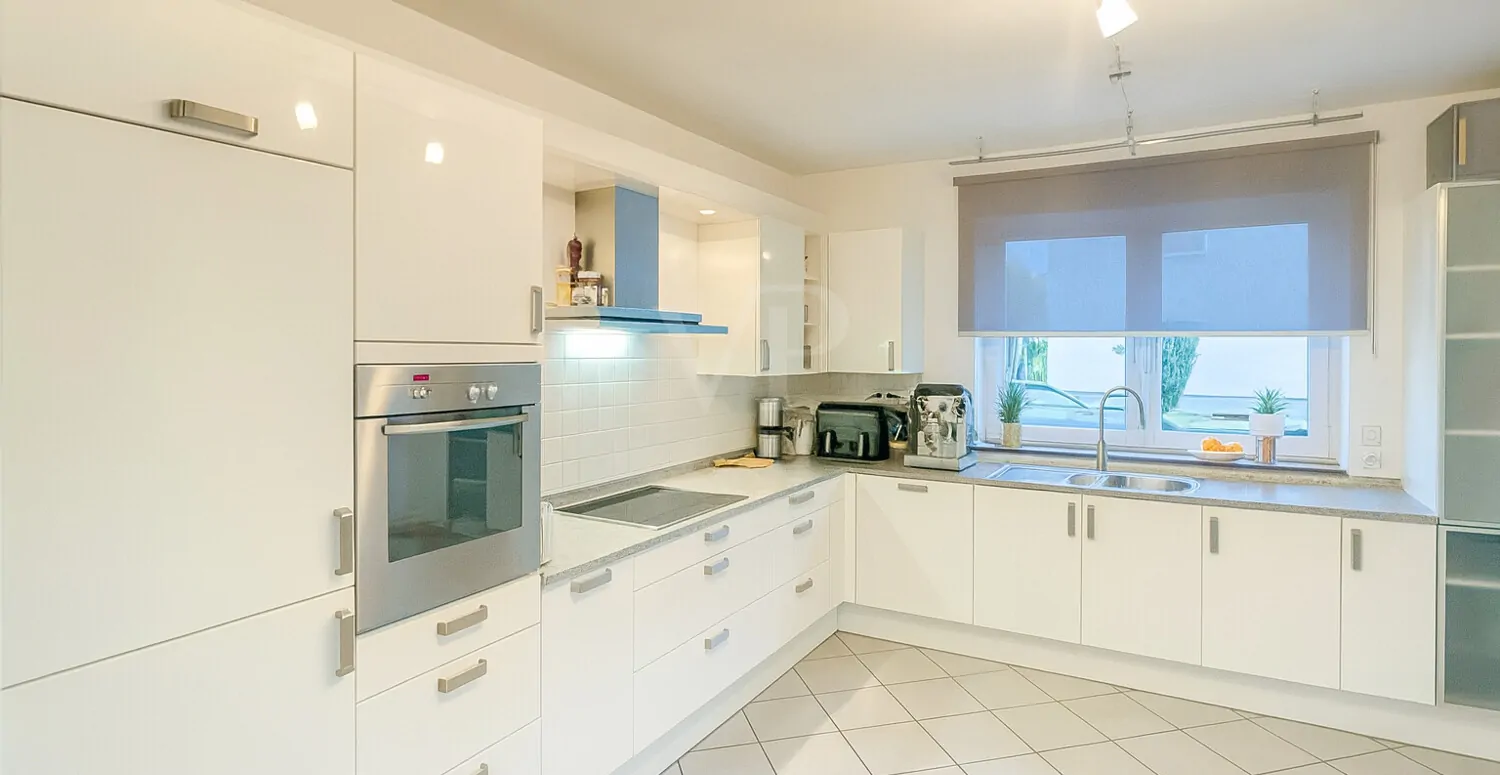 Freistehendes Mehrparteienhaus mit großem Garten und Raum für Generationen