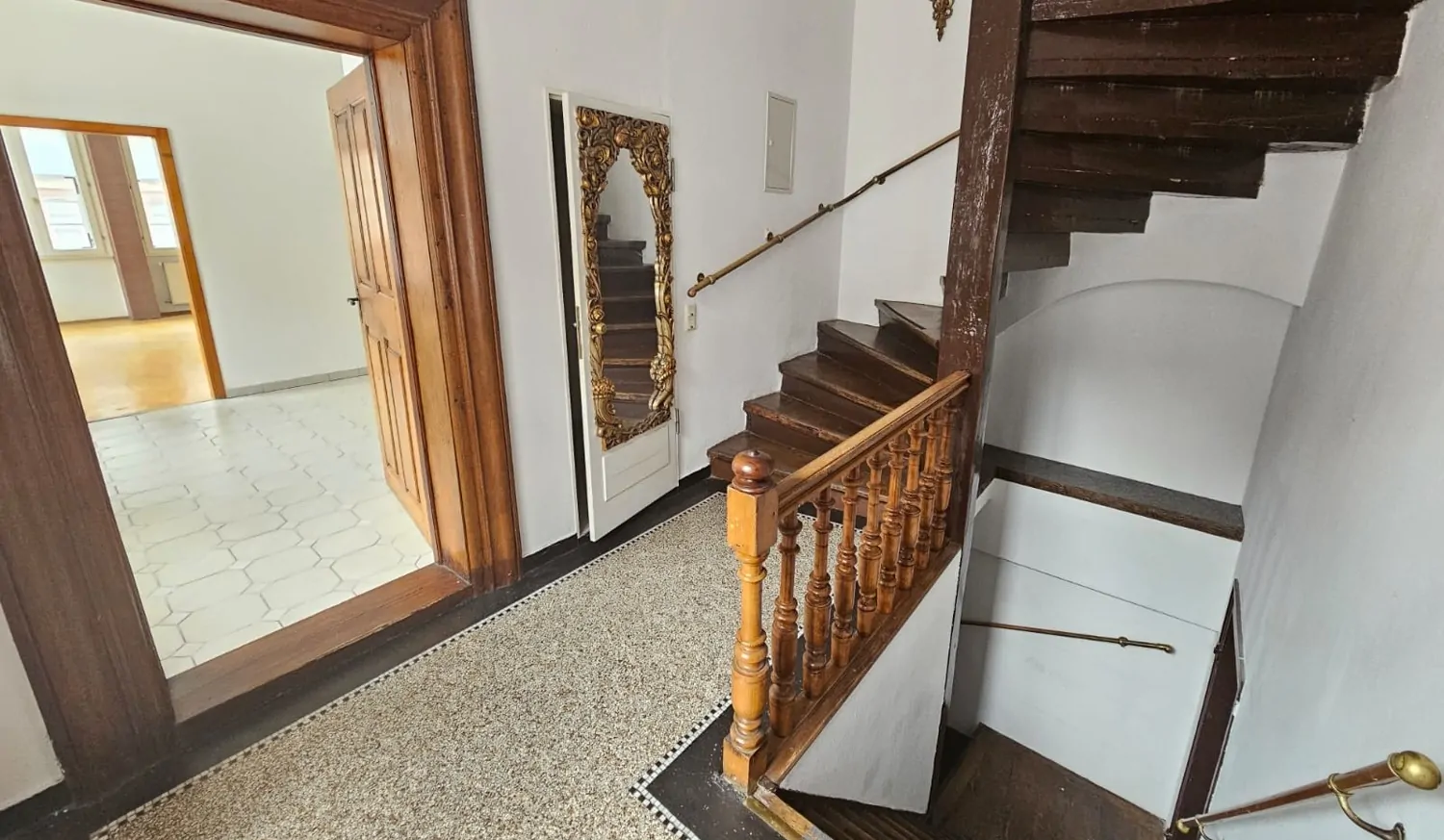 Stilvolle Altbauwohnung mit Charme auf drei Etagen im Denkmalschutz