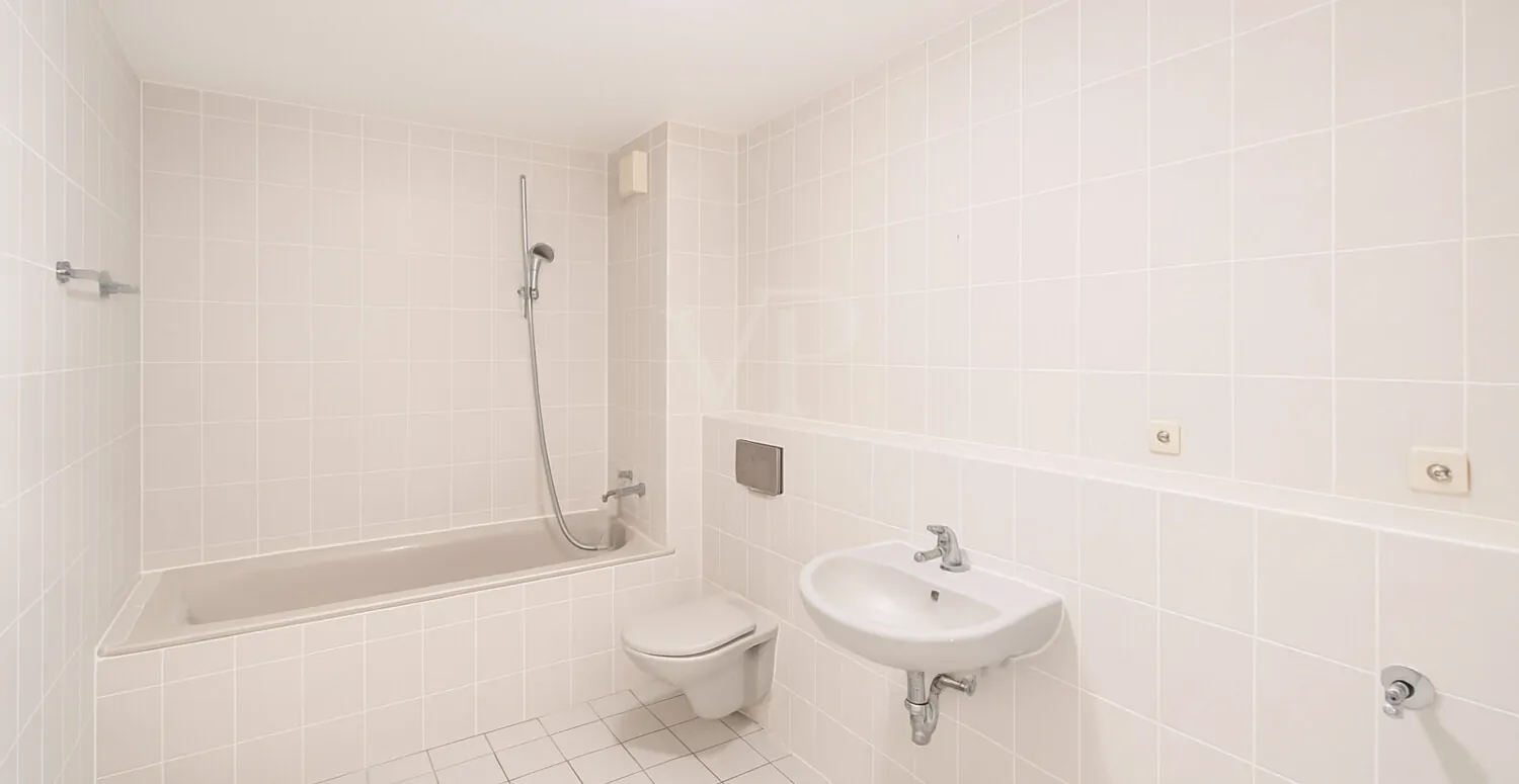 Lichtdurchflutete Erbpachtwohnung mit Balkon und Tiefgaragenstellplatz