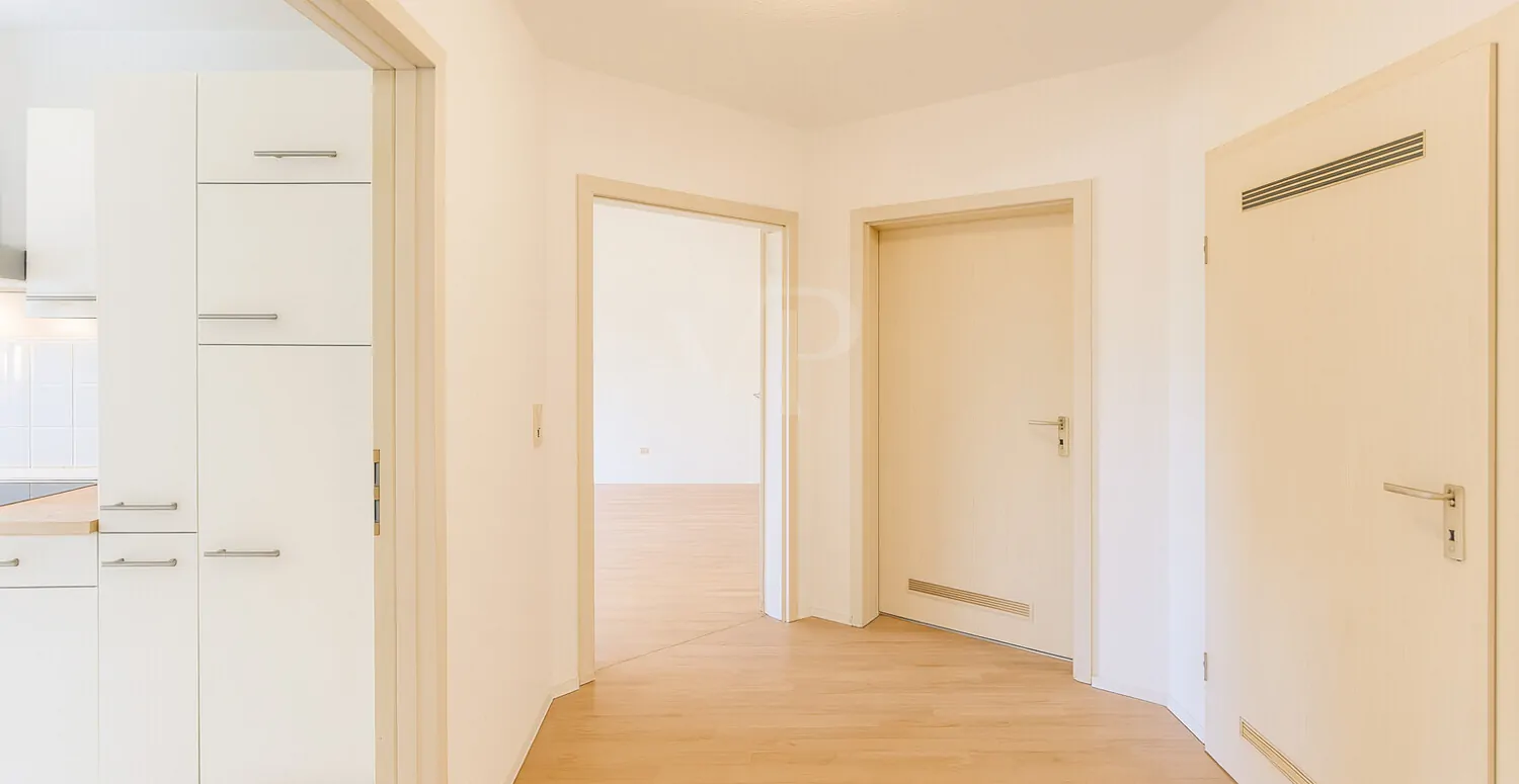 Lichtdurchflutete Erbpachtwohnung mit Balkon und Tiefgaragenstellplatz