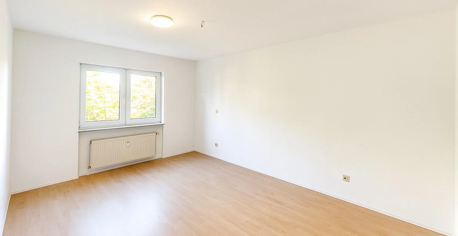 Lichtdurchflutete Erbpachtwohnung mit Balkon und Tiefgaragenstellplatz