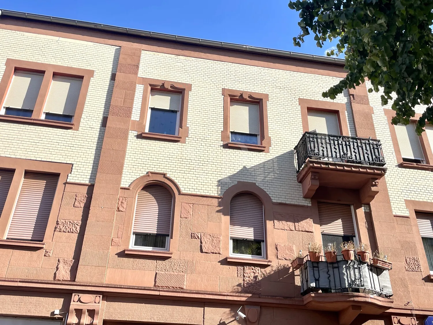 Grand apartment with stucco and two balconies in the popular Schwetzingerstadt district