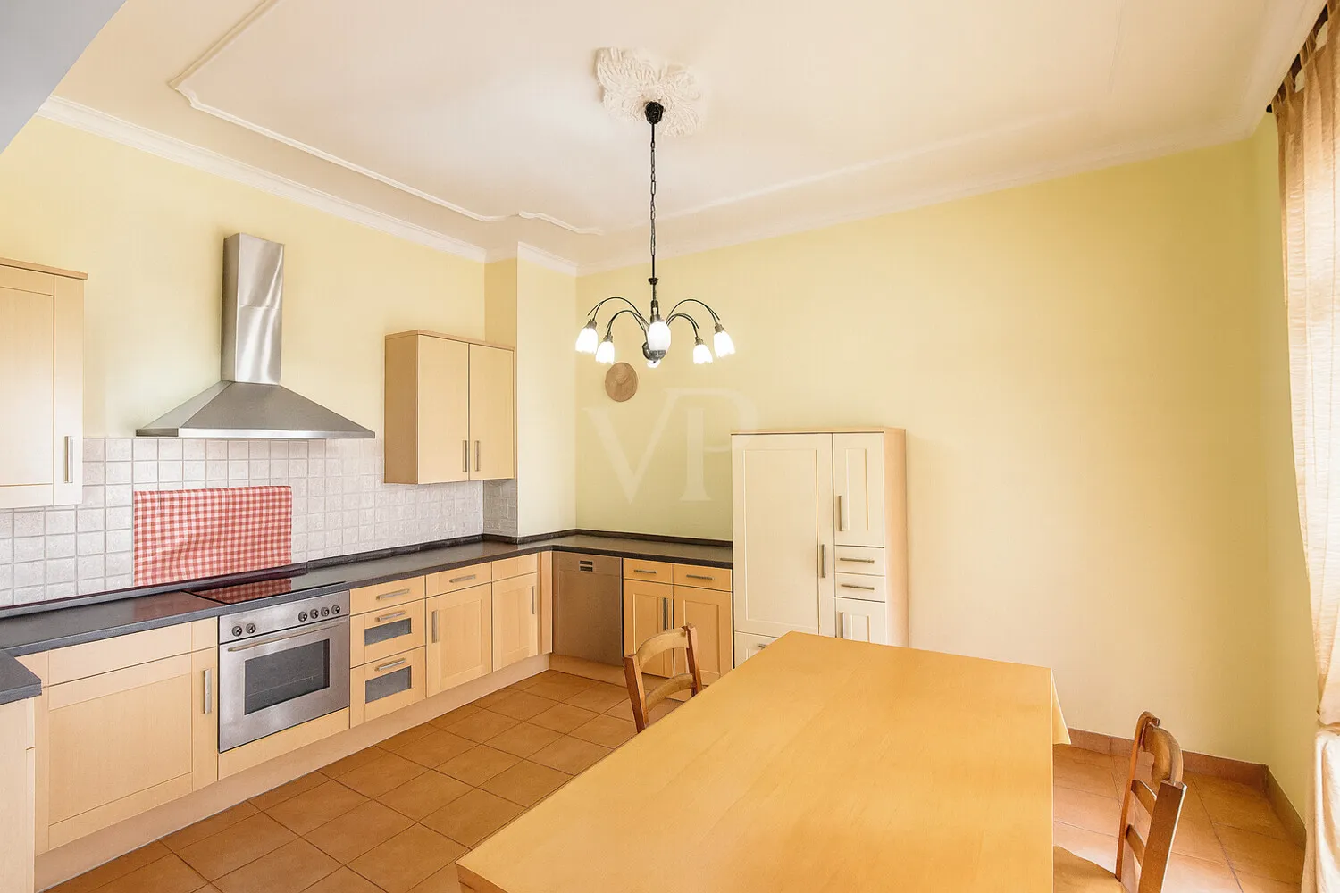 Grand apartment with stucco and two balconies in the popular Schwetzingerstadt district