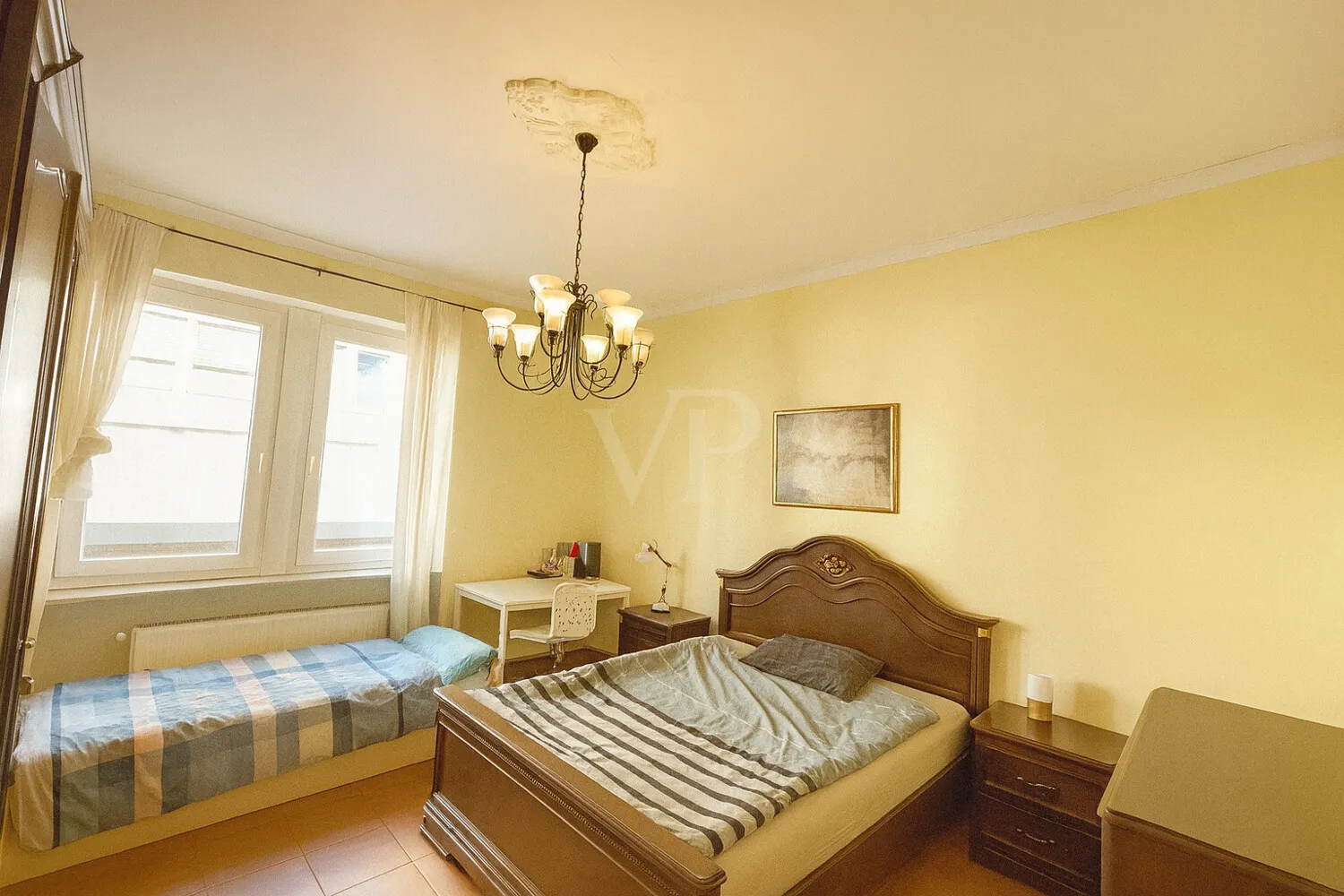 Grand apartment with stucco and two balconies in the popular Schwetzingerstadt district