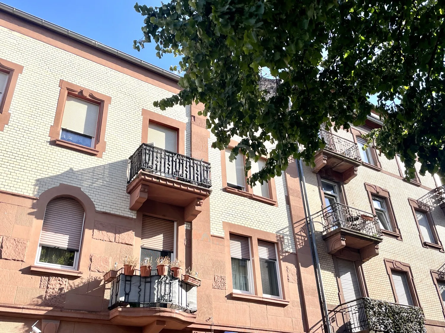 Grand apartment with stucco and two balconies in the popular Schwetzingerstadt district
