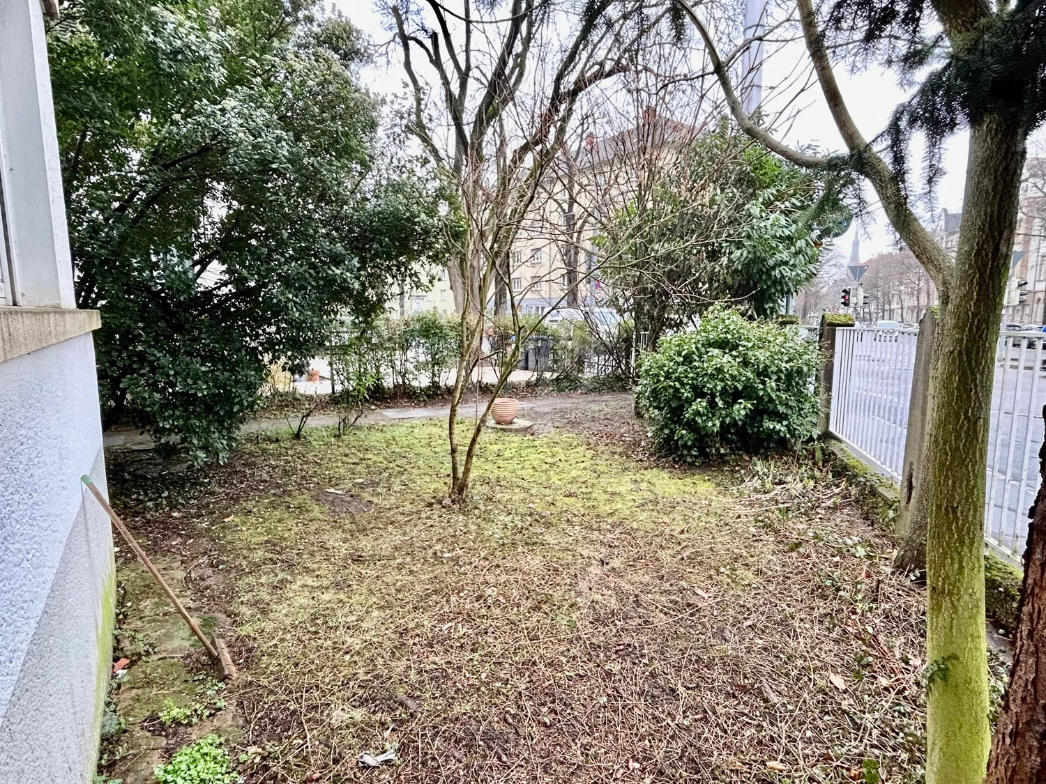 Raised ground floor apartment with garden – with a little love it shines as a gem.