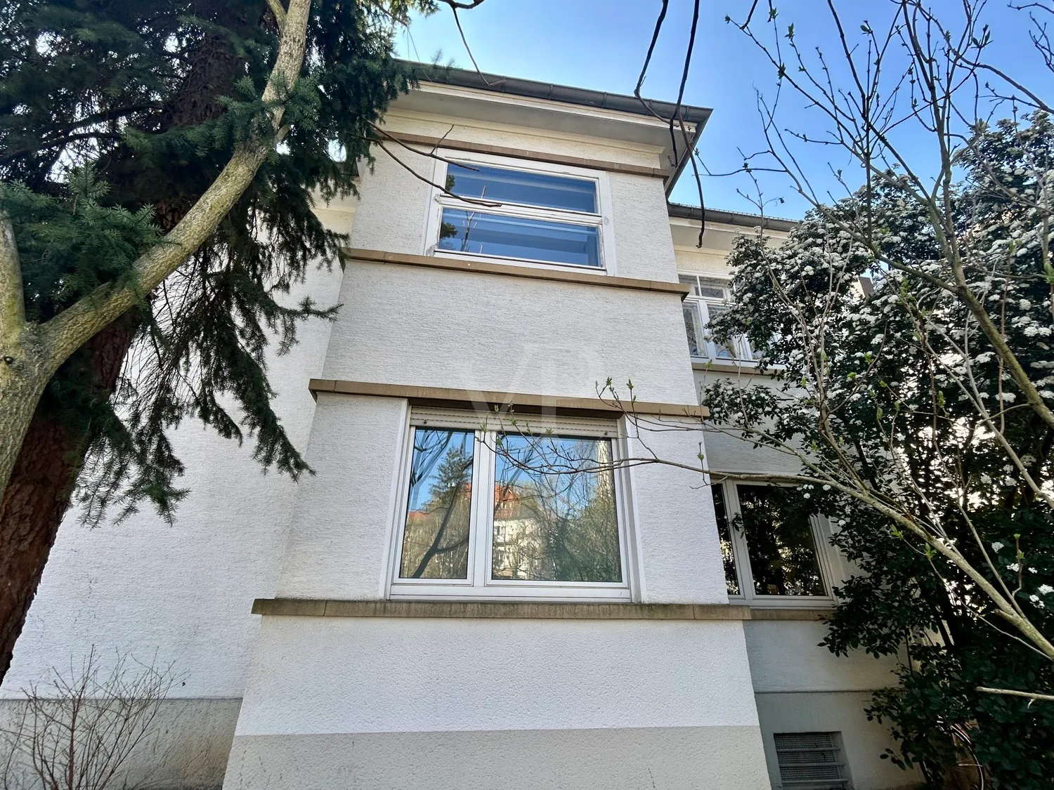 Raised ground floor apartment with garden – with a little love it shines as a gem.