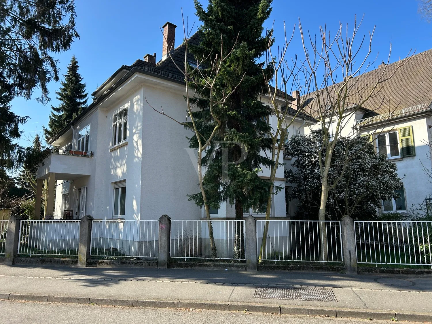 Raised ground floor apartment with garden – with a little love it shines as a gem.