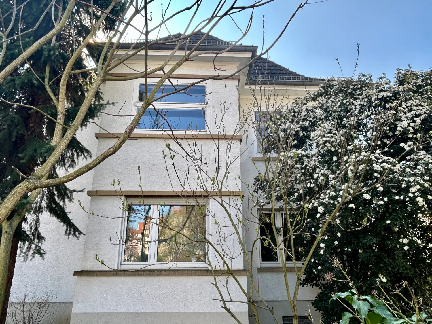 Raised ground floor apartment with garden – with a little love it shines as a gem.