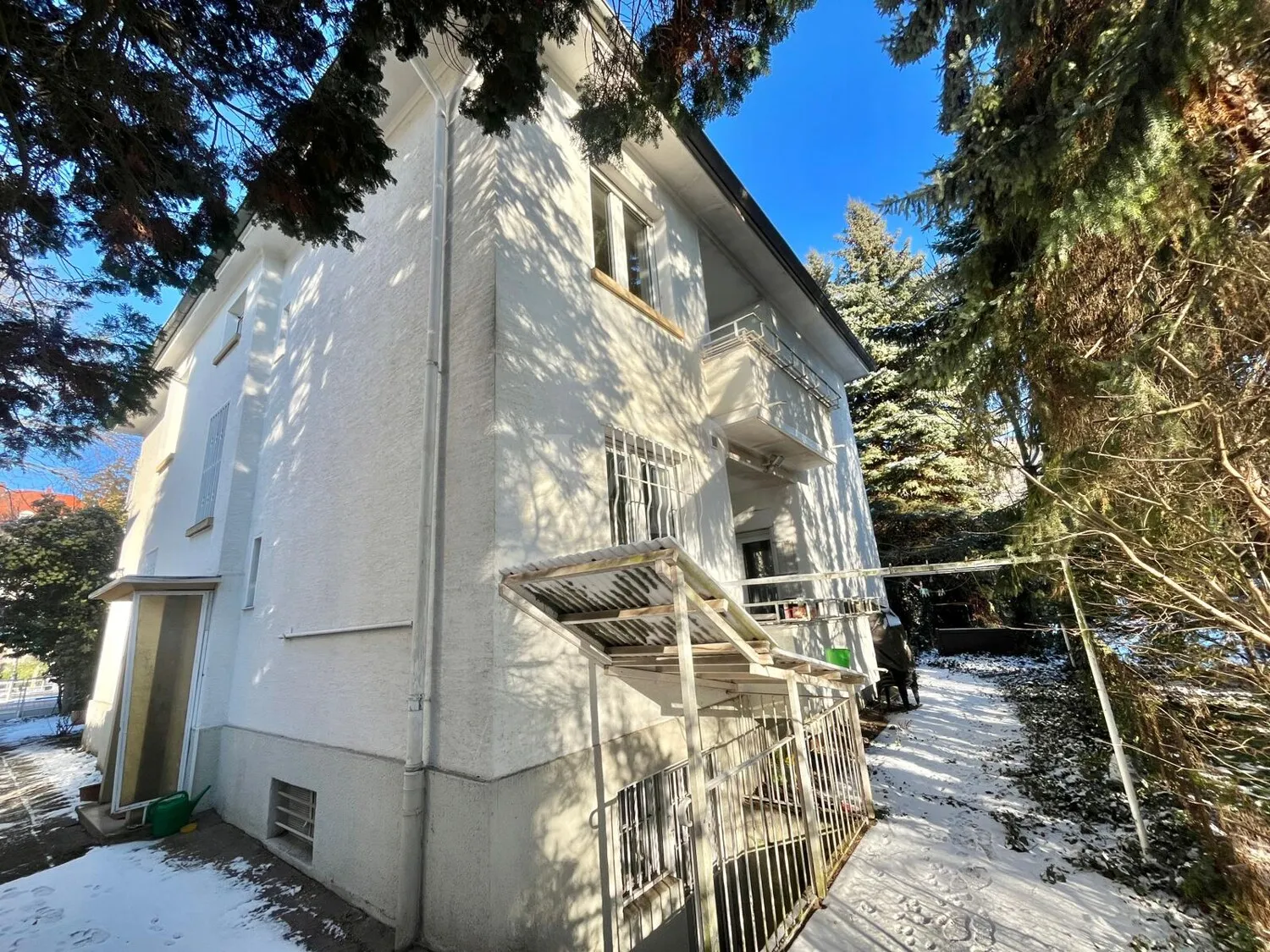 Stylish first floor in a charming 1933 apartment building
