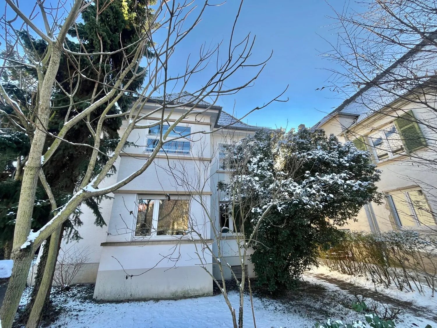 Stylish first floor in a charming 1933 apartment building
