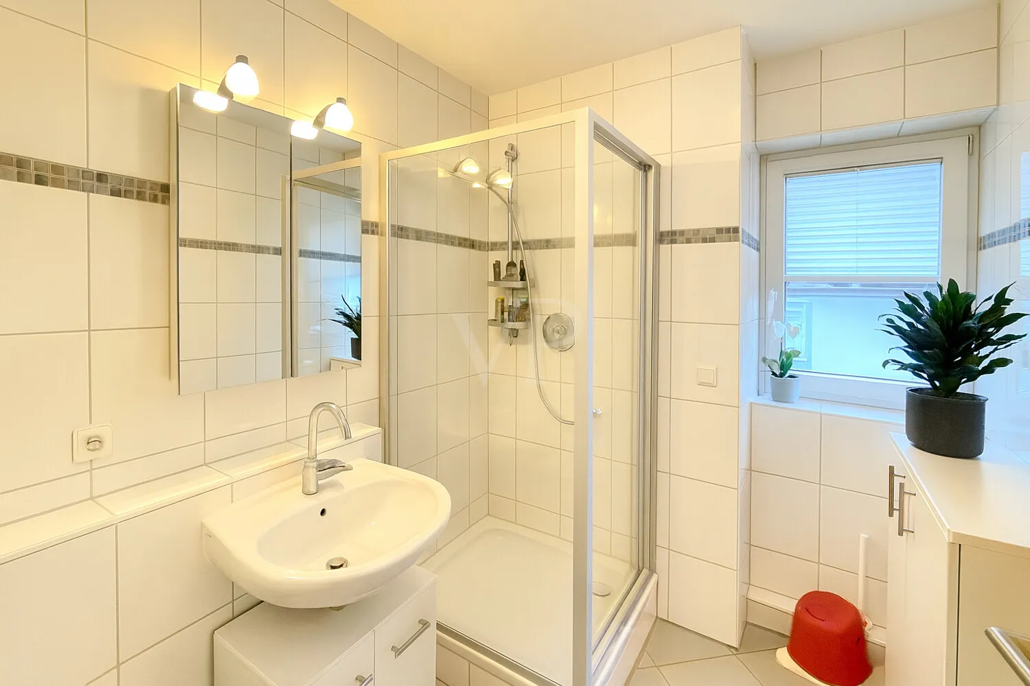 Freistehendes Mehrparteienhaus mit großem Garten und Raum für Generationen