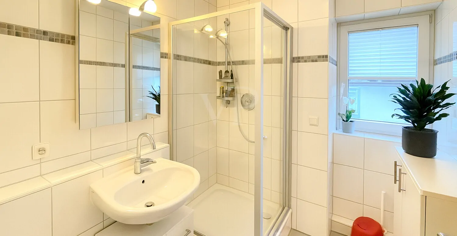 Freistehendes Mehrparteienhaus mit großem Garten und Raum für Generationen