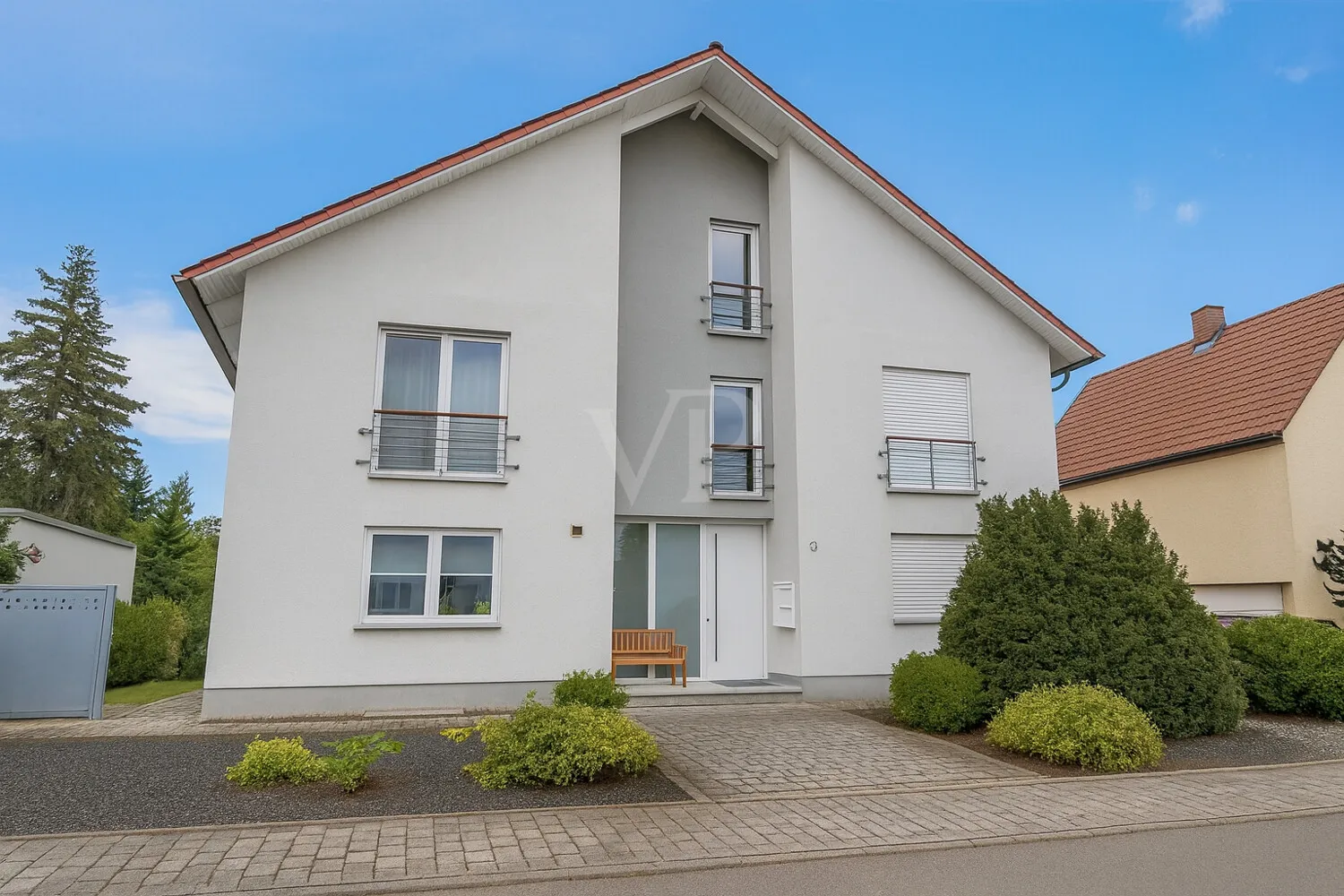 Freistehendes Mehrparteienhaus mit großem Garten und Raum für Generationen