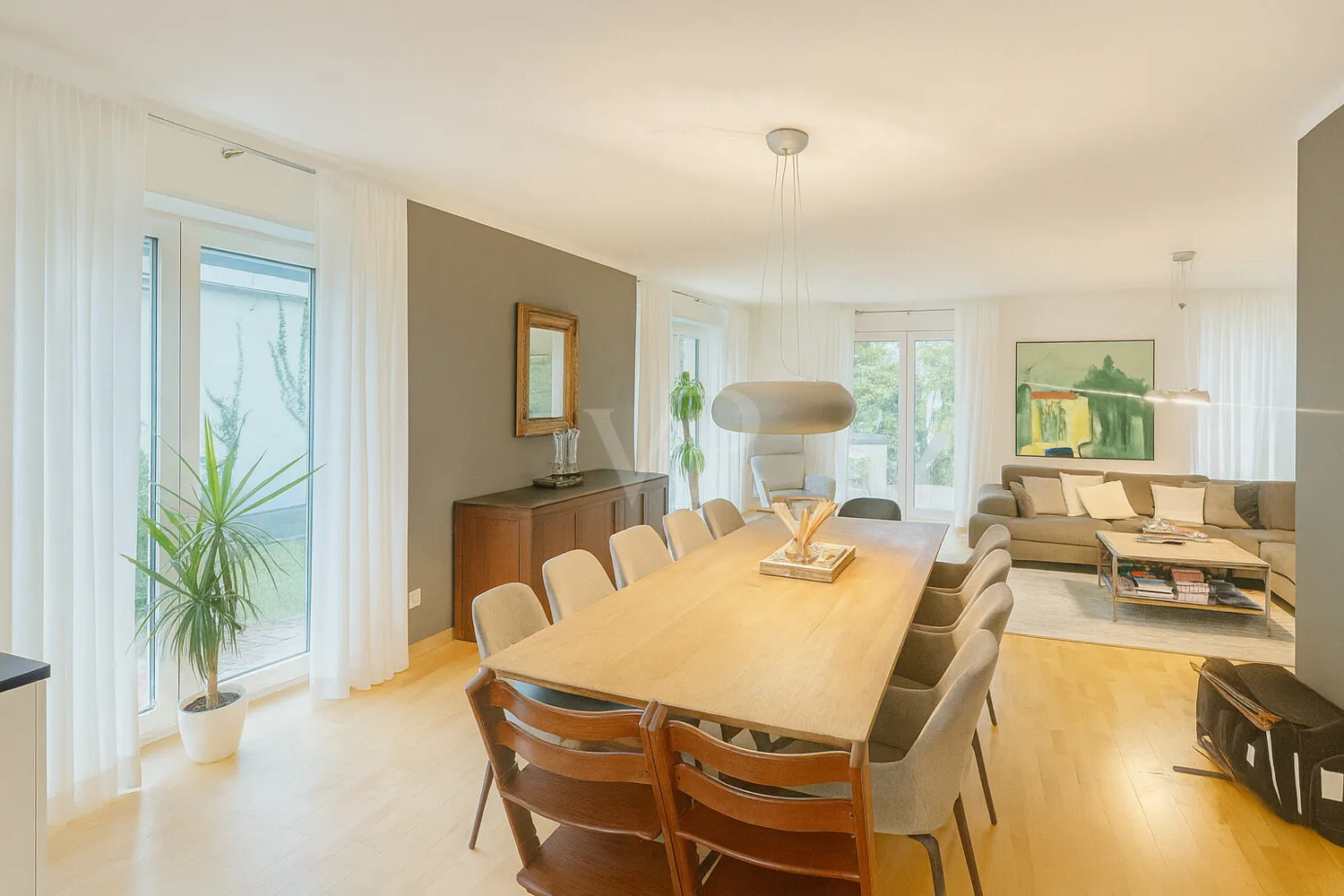 Freistehendes Mehrparteienhaus mit großem Garten und Raum für Generationen